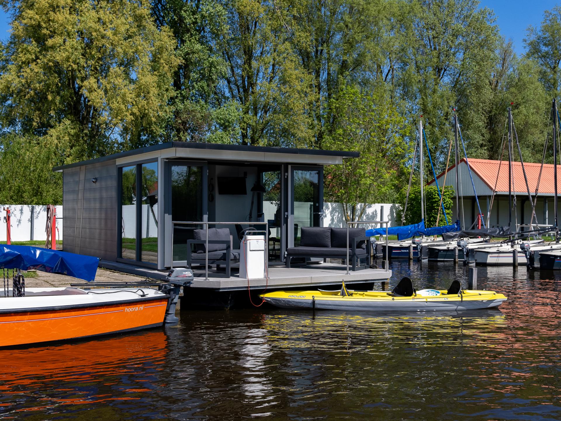 Luxe houseboat in sfeervolle jachthaven van Heeg, Friesland - foto 25