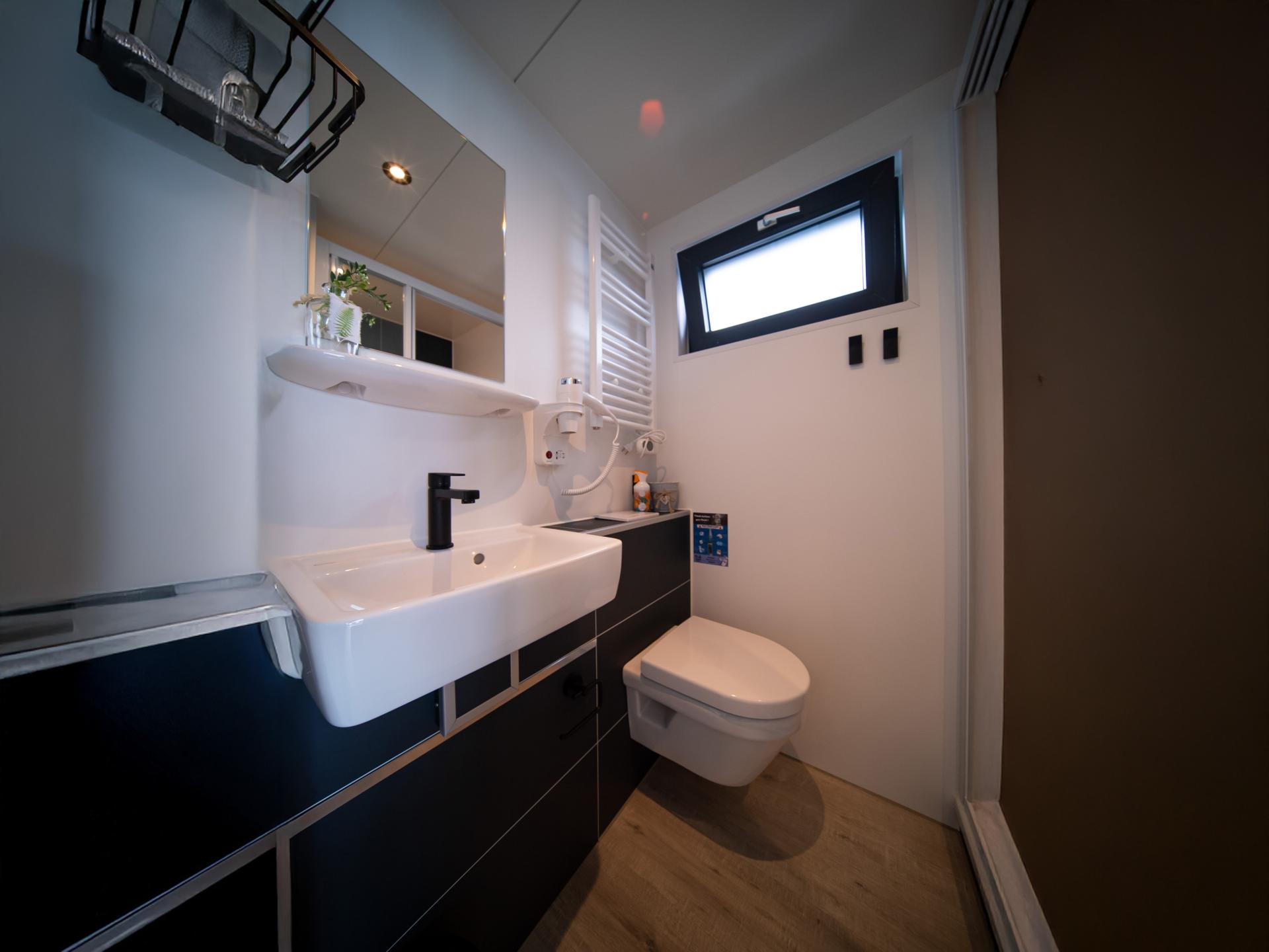 Luxe houseboat in sfeervolle jachthaven van Heeg, Friesland - foto 12