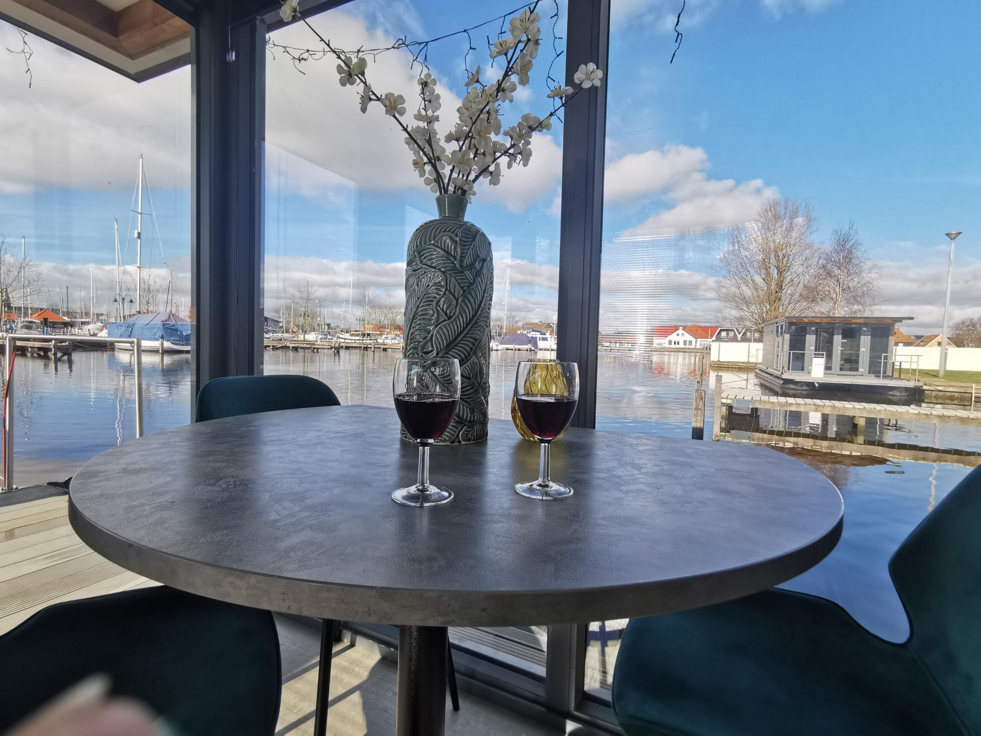 Luxe houseboat in sfeervolle jachthaven van Heeg, Friesland - foto 7