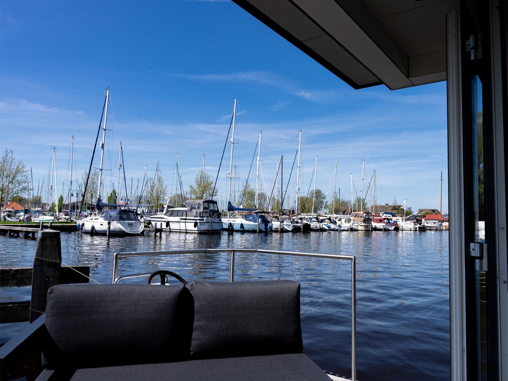 Luxe houseboat in sfeervolle jachthaven van Heeg, Friesland - foto 14