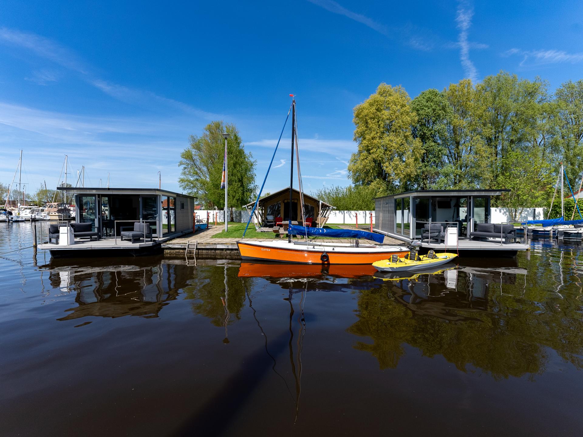 Luxe houseboat in sfeervolle jachthaven van Heeg, Friesland - foto 28