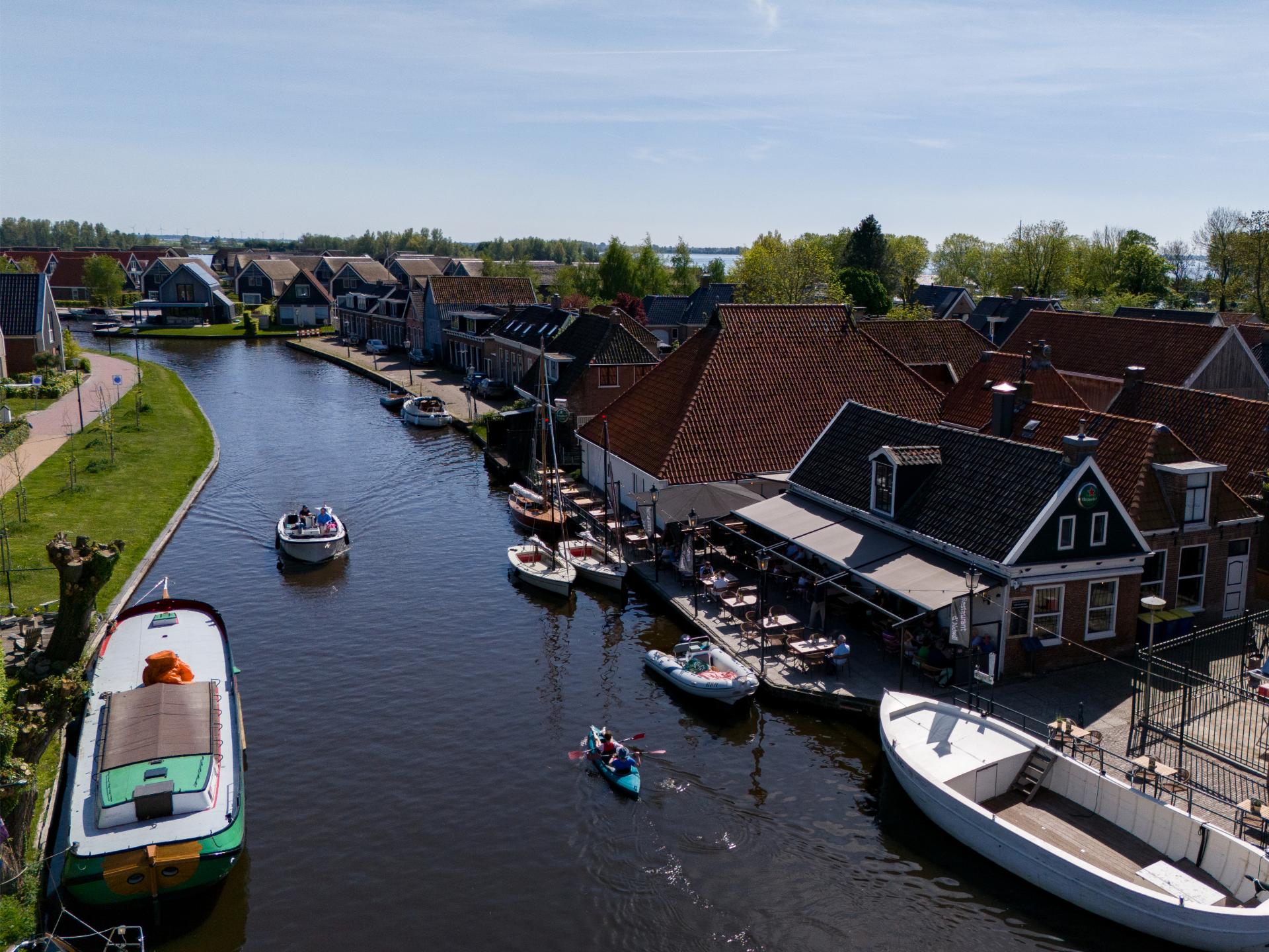 Luxe houseboat in sfeervolle jachthaven van Heeg, Friesland - foto 36