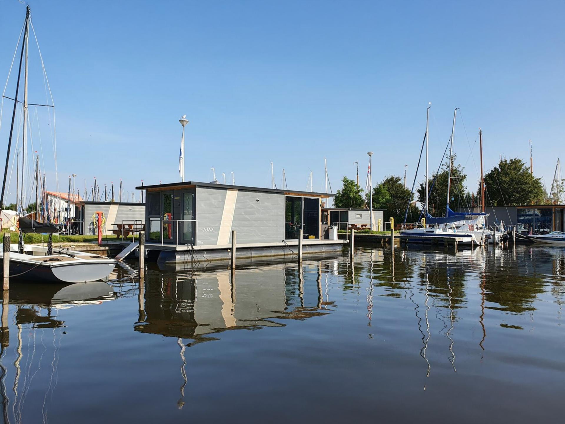 Luxe houseboat in sfeervolle jachthaven van Heeg, Friesland - foto 17