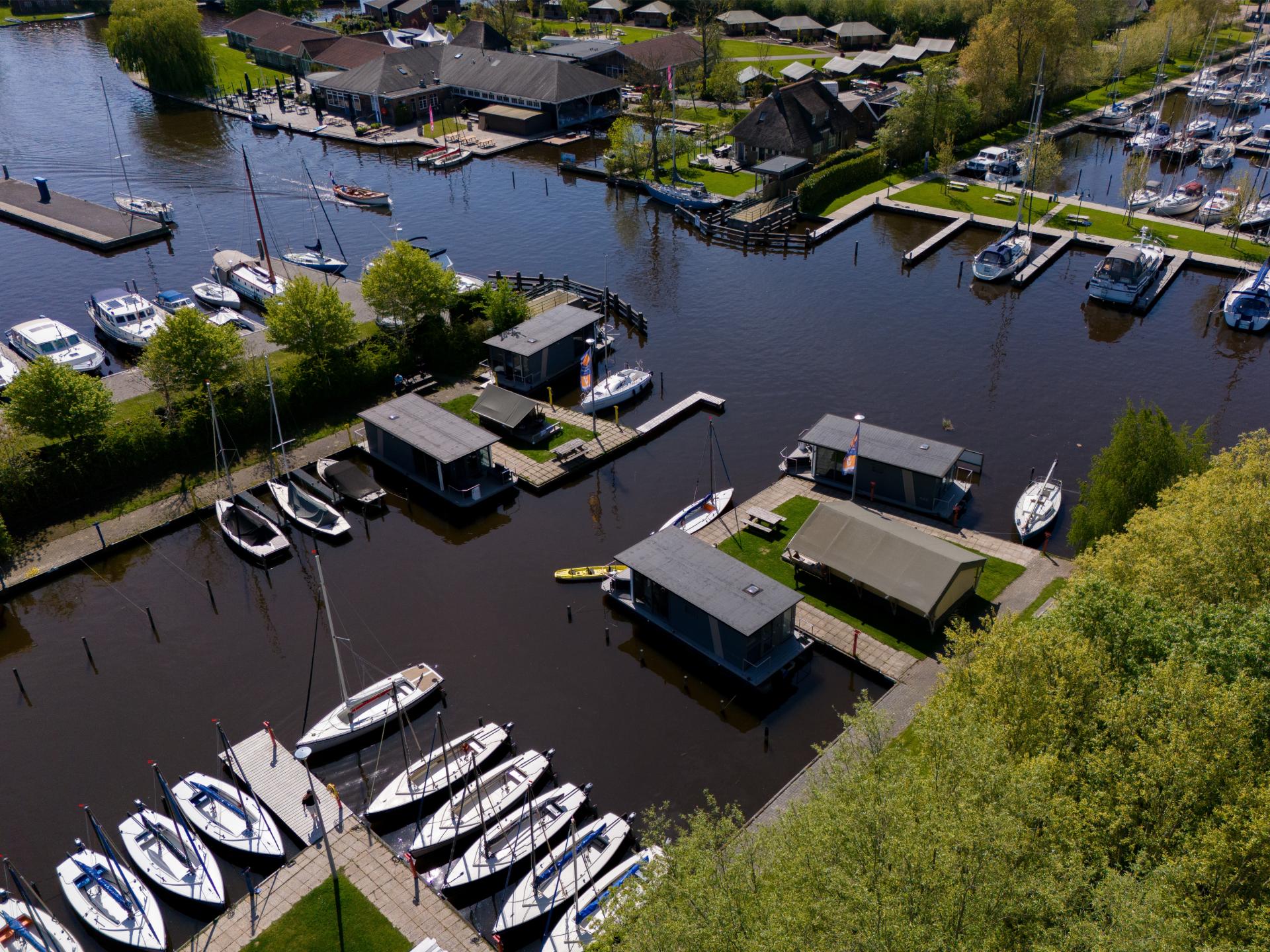 Safaritent aan de jachthaven van Heeg: slapen tussen water en bos - foto 28