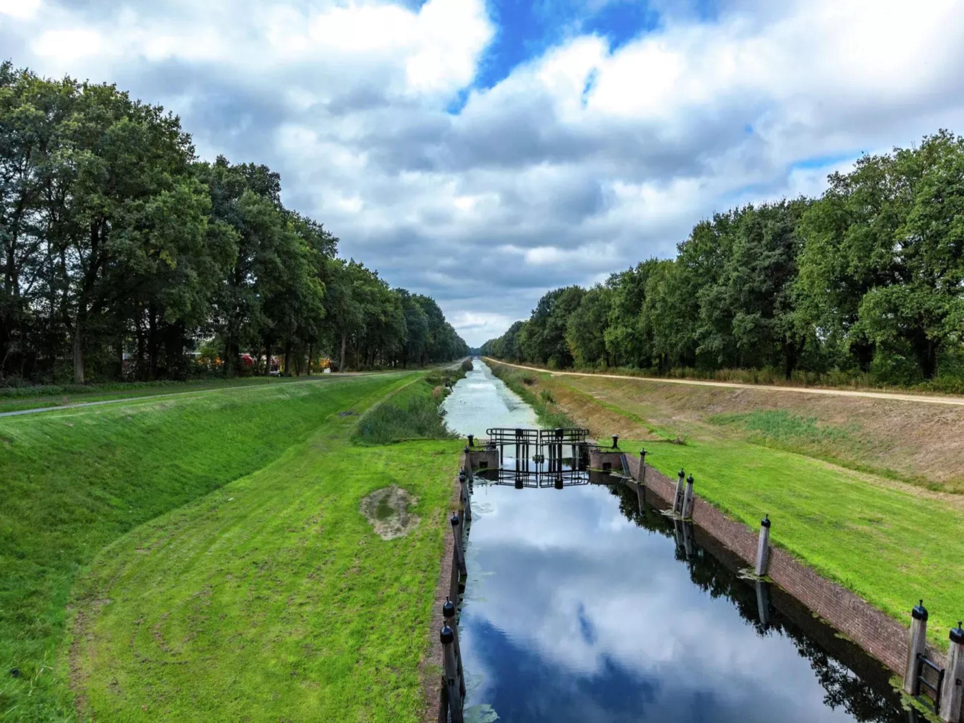 Vrijstaand vakantiehuis met bubbelbad en buitenhaard in Twente - foto 37