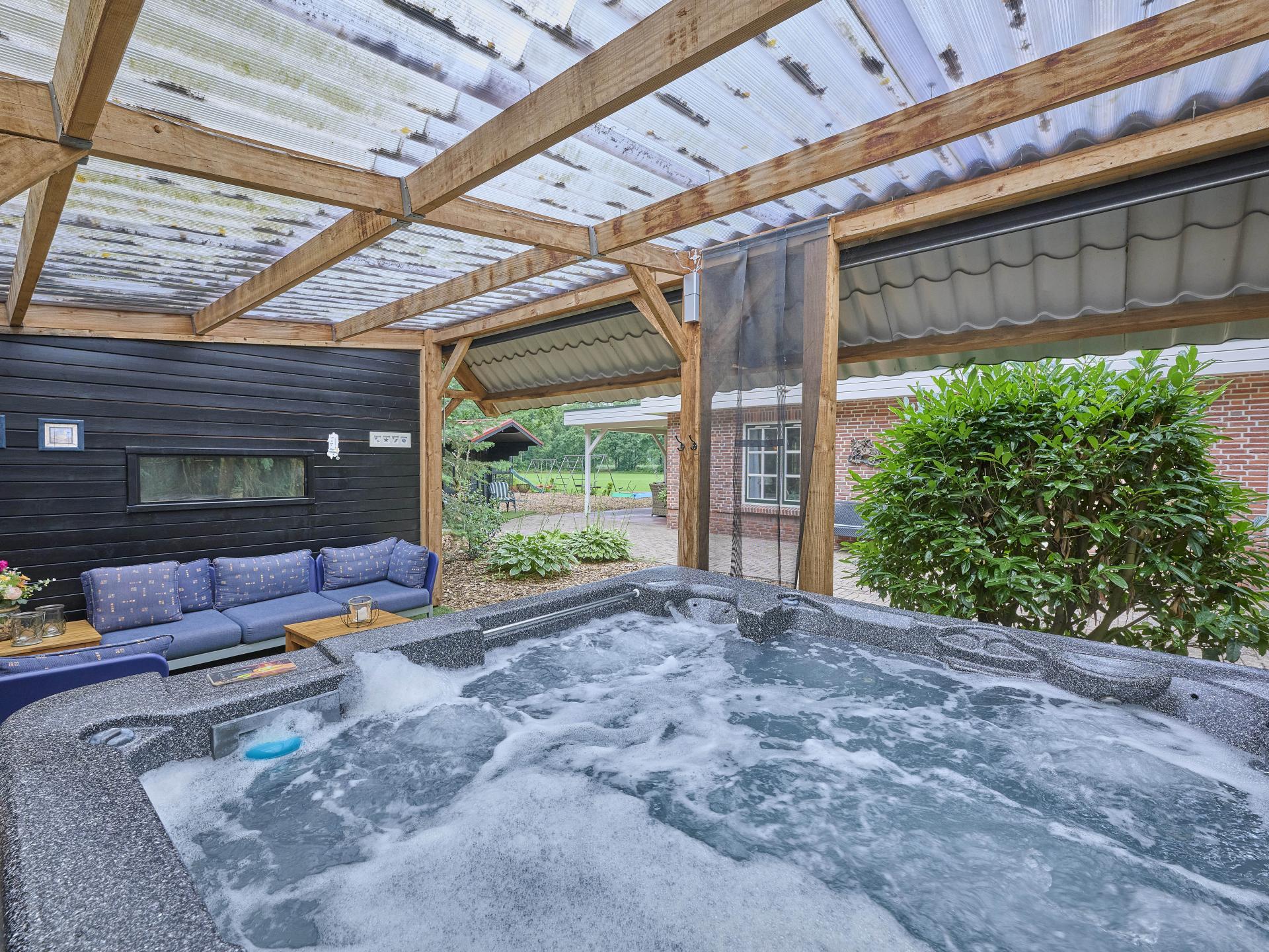 Vrijstaand vakantiehuis met bubbelbad en buitenhaard in Twente - foto 2