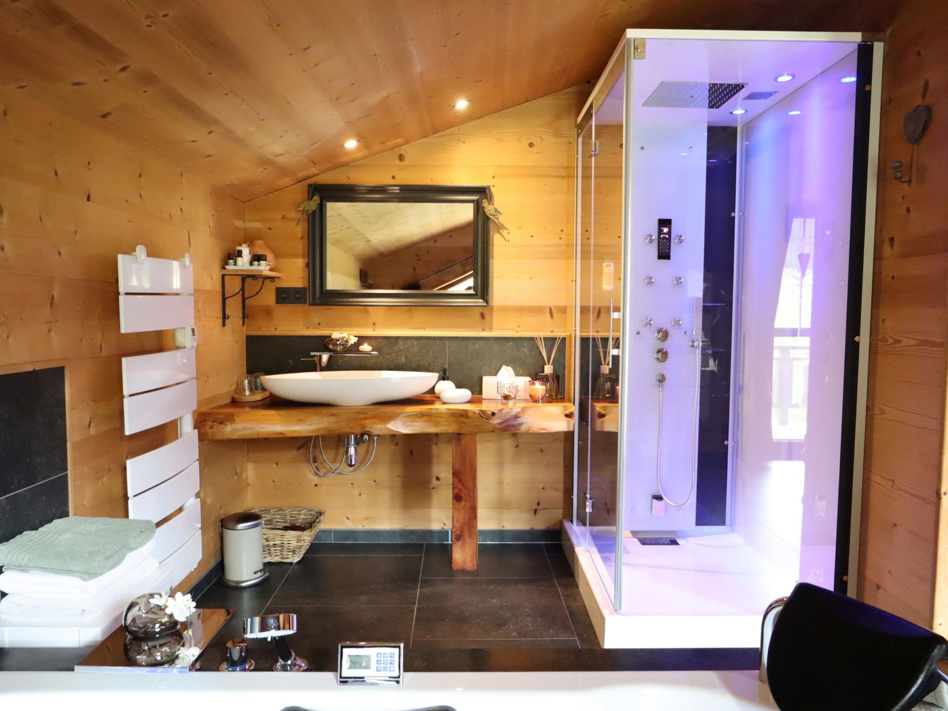 Intiem chalet aan de rivier met bubbelbad en stoomdouche in de Ardennen - foto 68