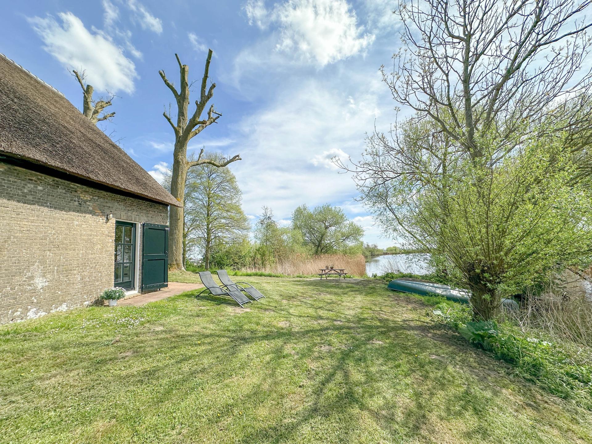 Vrijstaand waterhuis bij de Biesbosch: natuur, rust en avontuur - foto 30