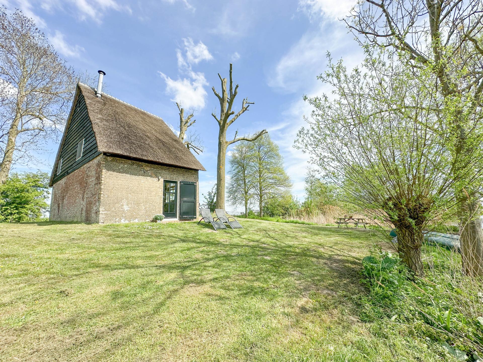 Vrijstaand waterhuis bij de Biesbosch: natuur, rust en avontuur - foto 29