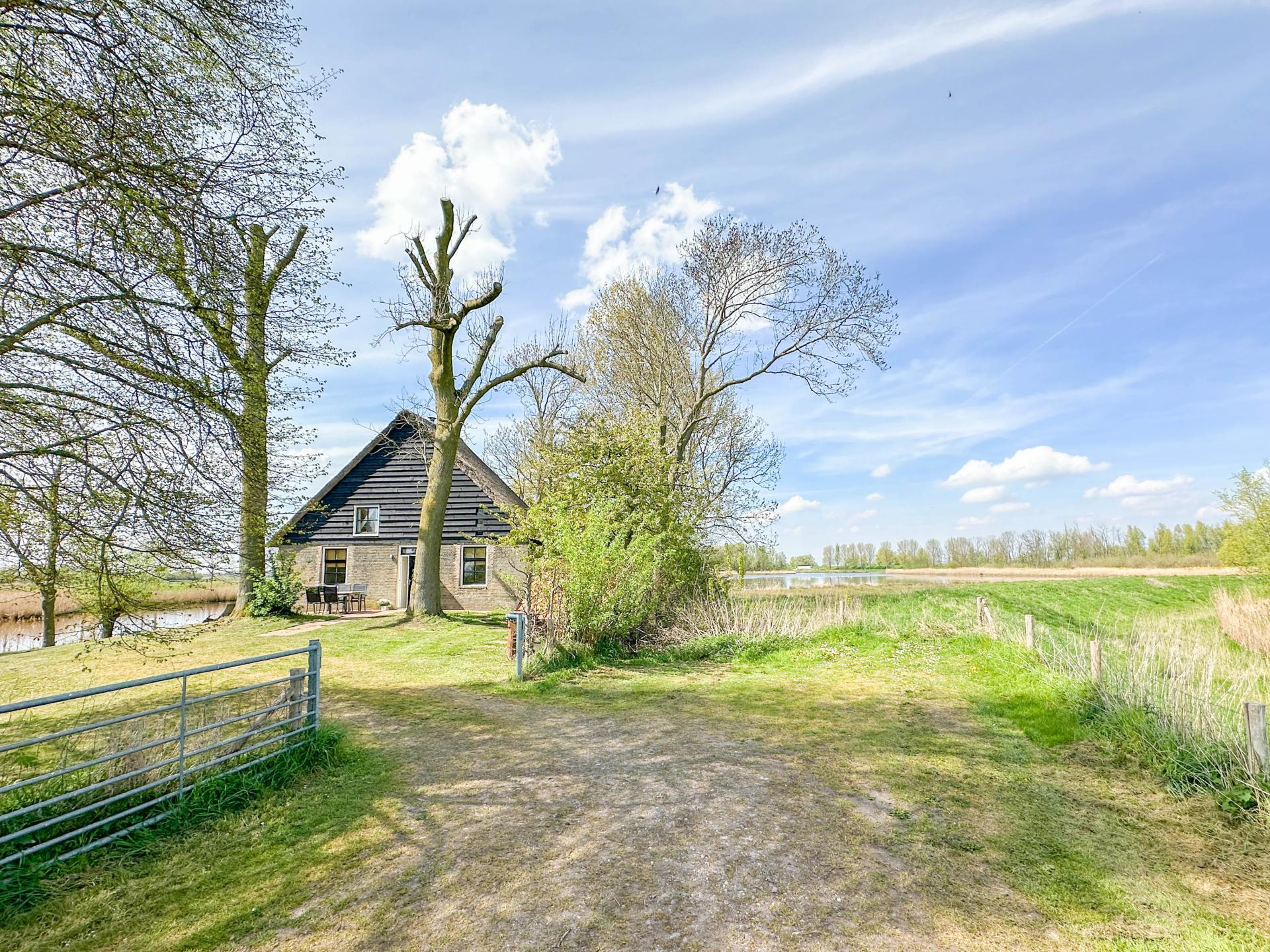 Vrijstaand waterhuis bij de Biesbosch: natuur, rust en avontuur - foto 38