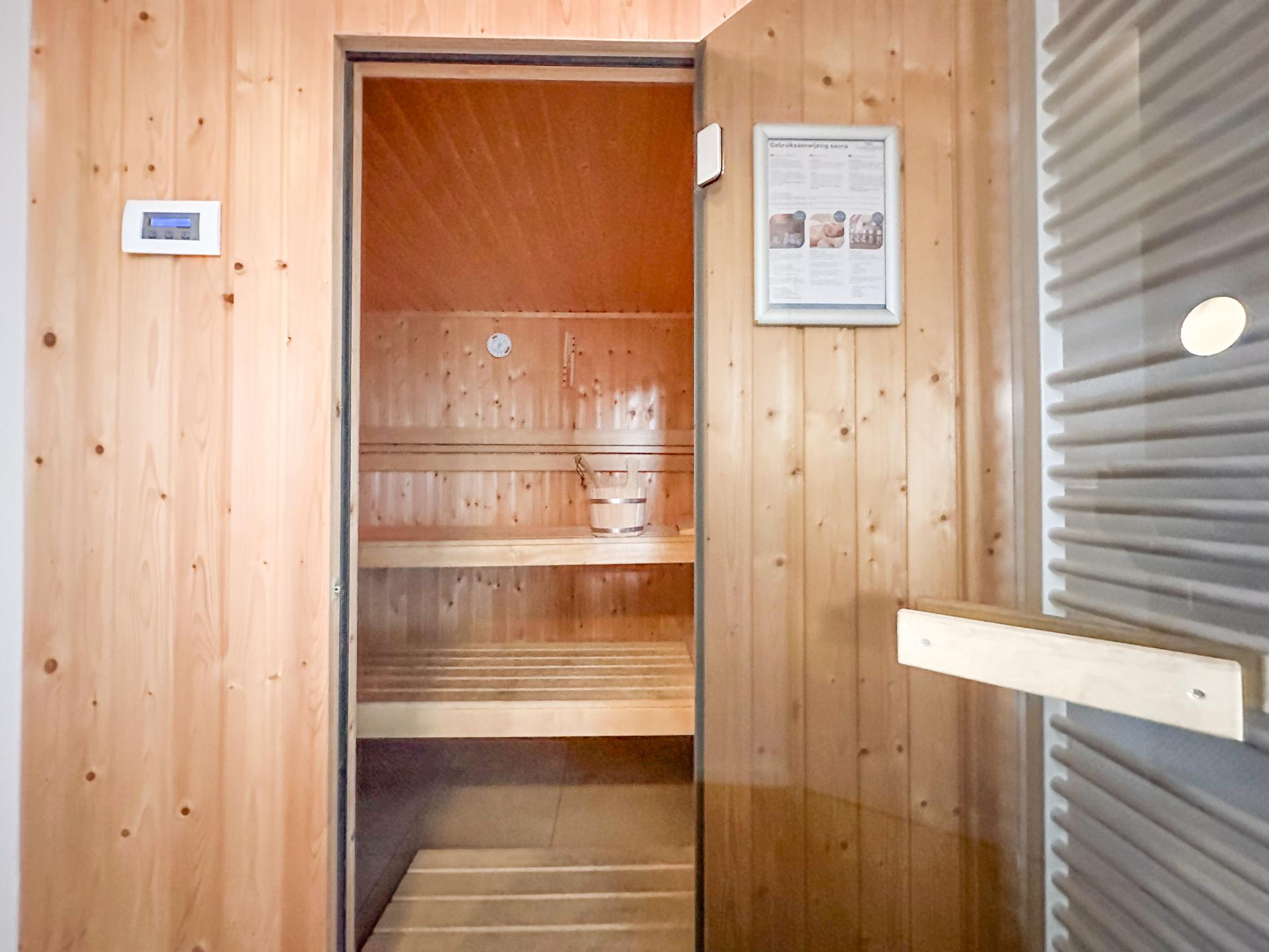 Luxe vrijstaande villa met sauna en tuin op 500m van het strand - foto 18
