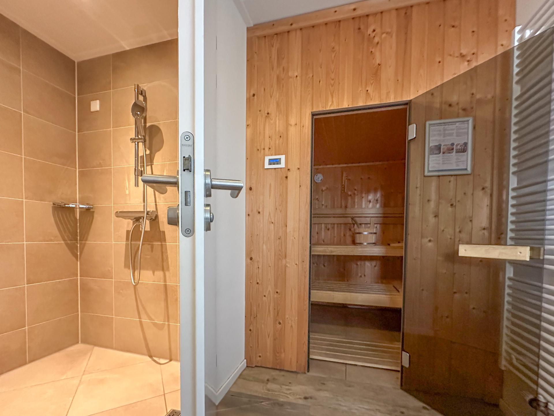 Luxe vrijstaande villa met sauna en tuin op 500m van het strand - foto 17