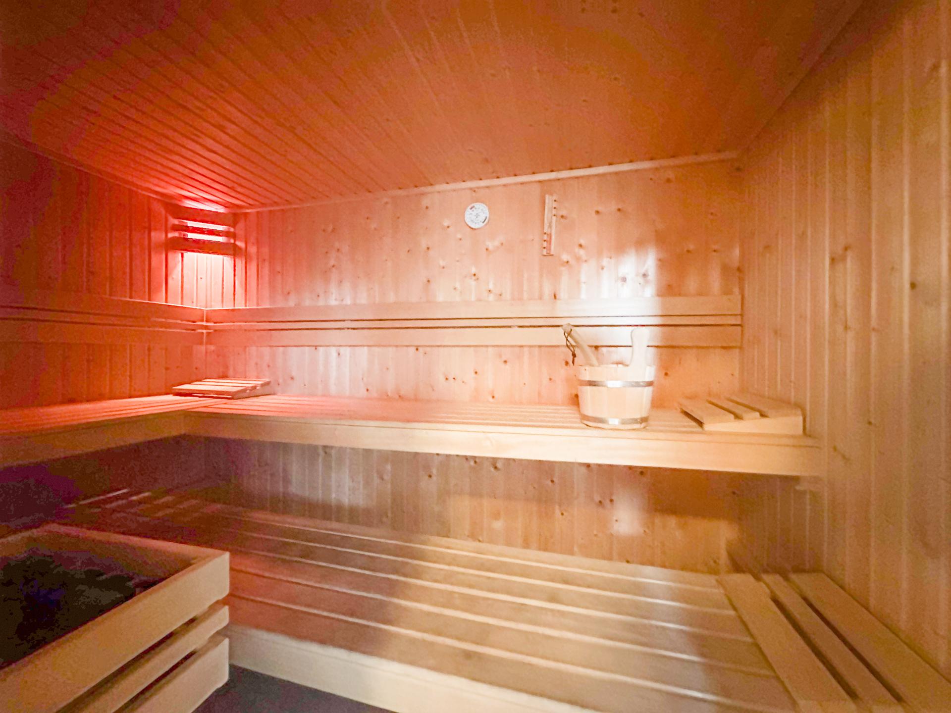 Luxe vrijstaande villa met sauna en tuin op 500m van het strand - foto 19