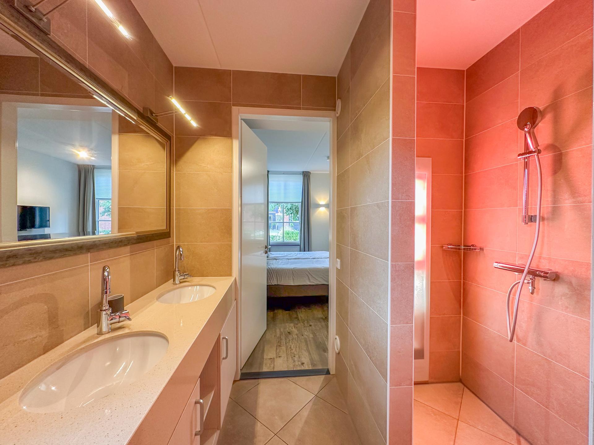 Luxe vrijstaande villa met sauna en tuin op 500m van het strand - foto 16