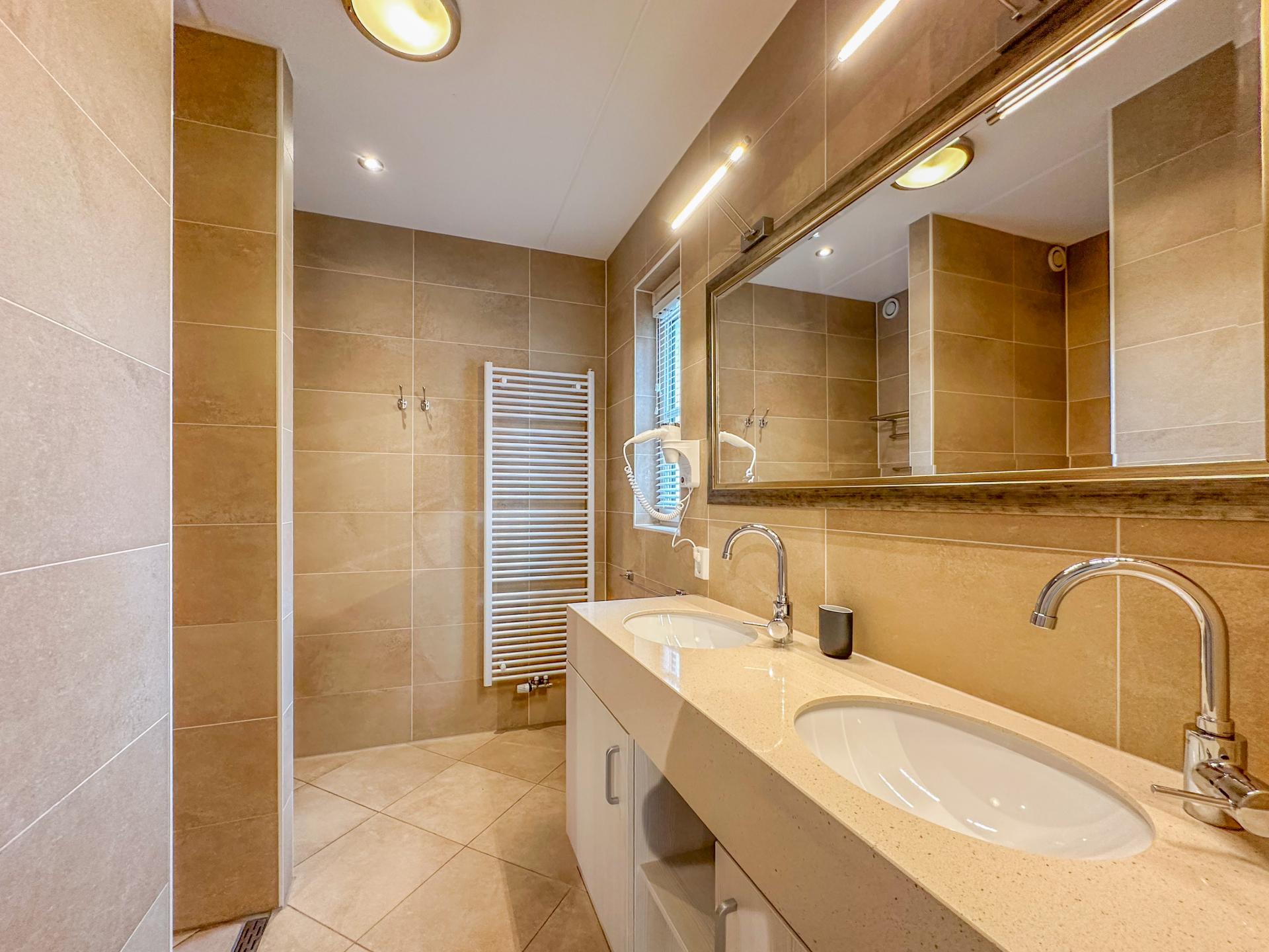 Luxe vrijstaande villa met sauna en tuin op 500m van het strand - foto 15