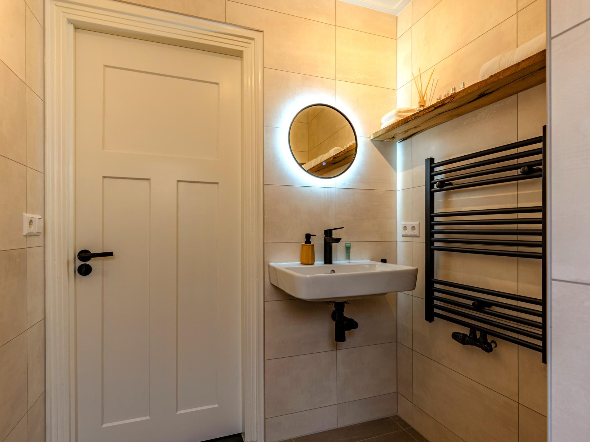 Sfeervol appartement met privé binnenplaats in centrum Warmenhuizen - foto 15