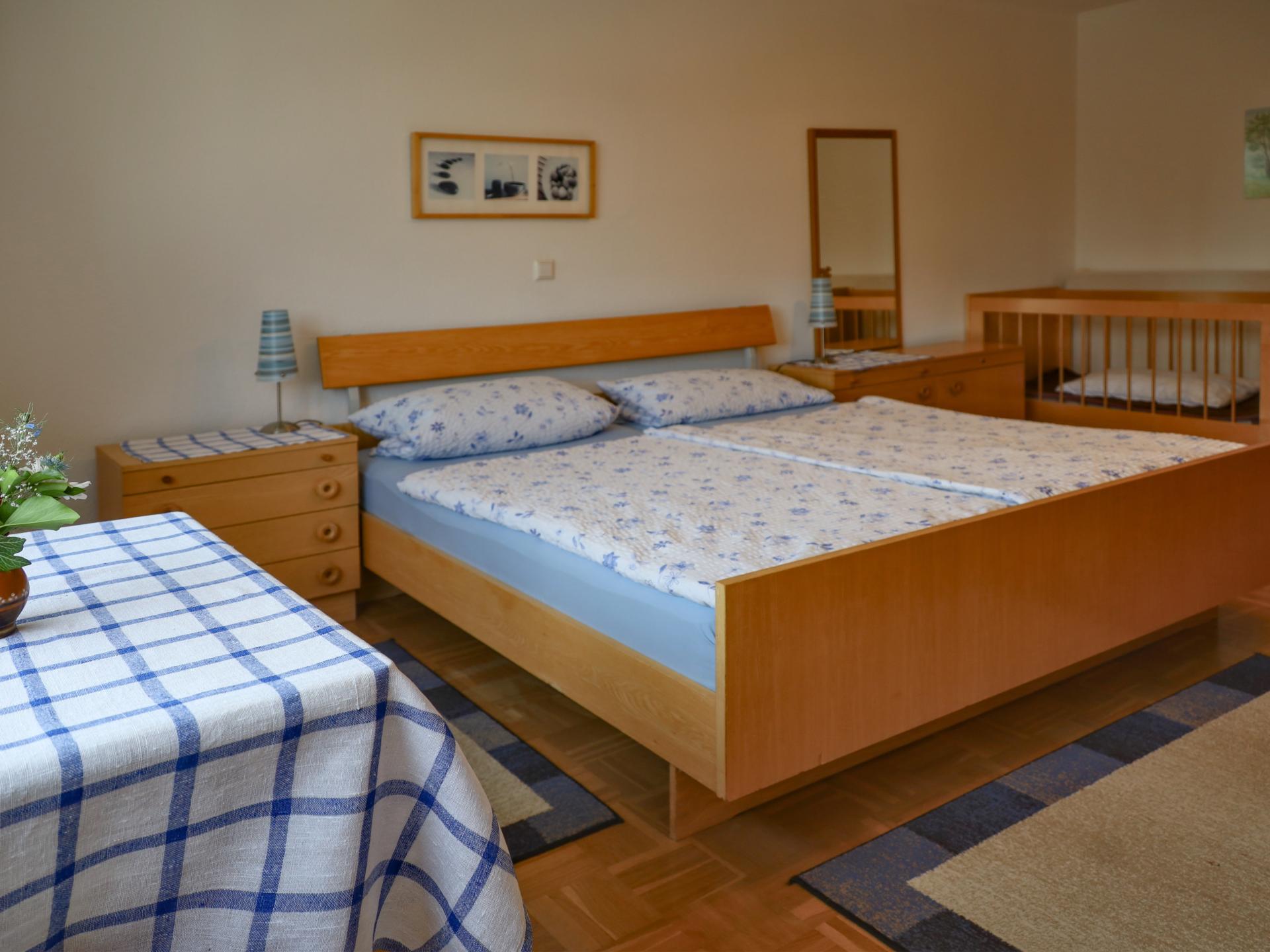 Ruim appartement in Waldachtal met houtkachel en balkon, vlakbij het bos - foto 13