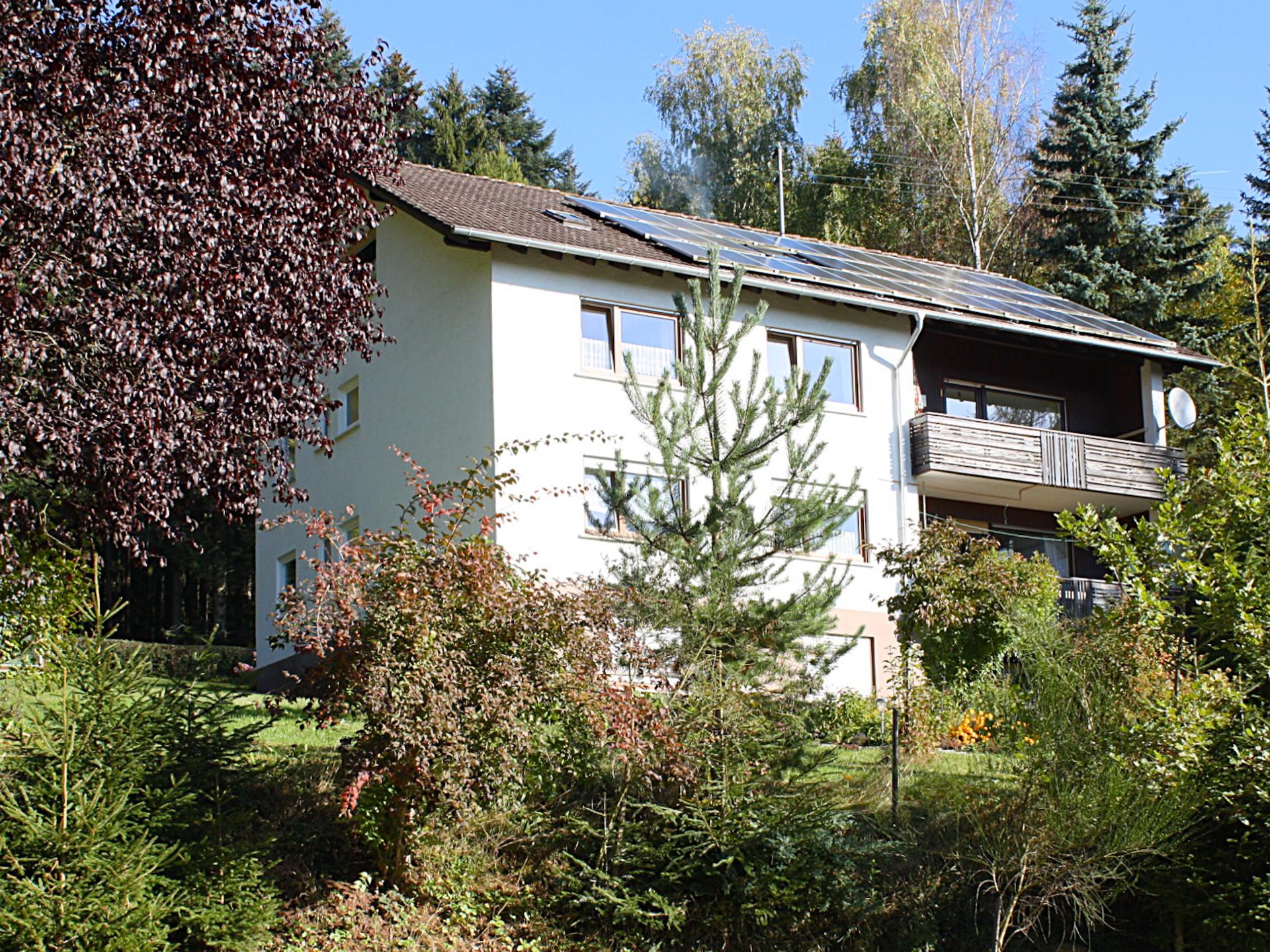 Ruim appartement in Waldachtal met houtkachel en balkon, vlakbij het bos - foto 17