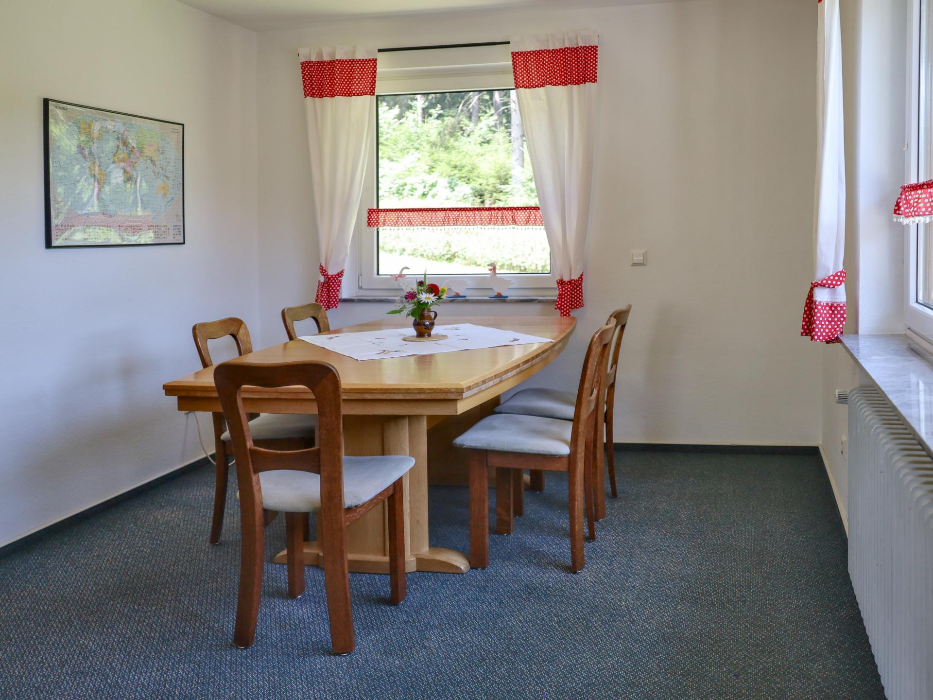 Ruim appartement in Waldachtal met houtkachel en balkon, vlakbij het bos - foto 9