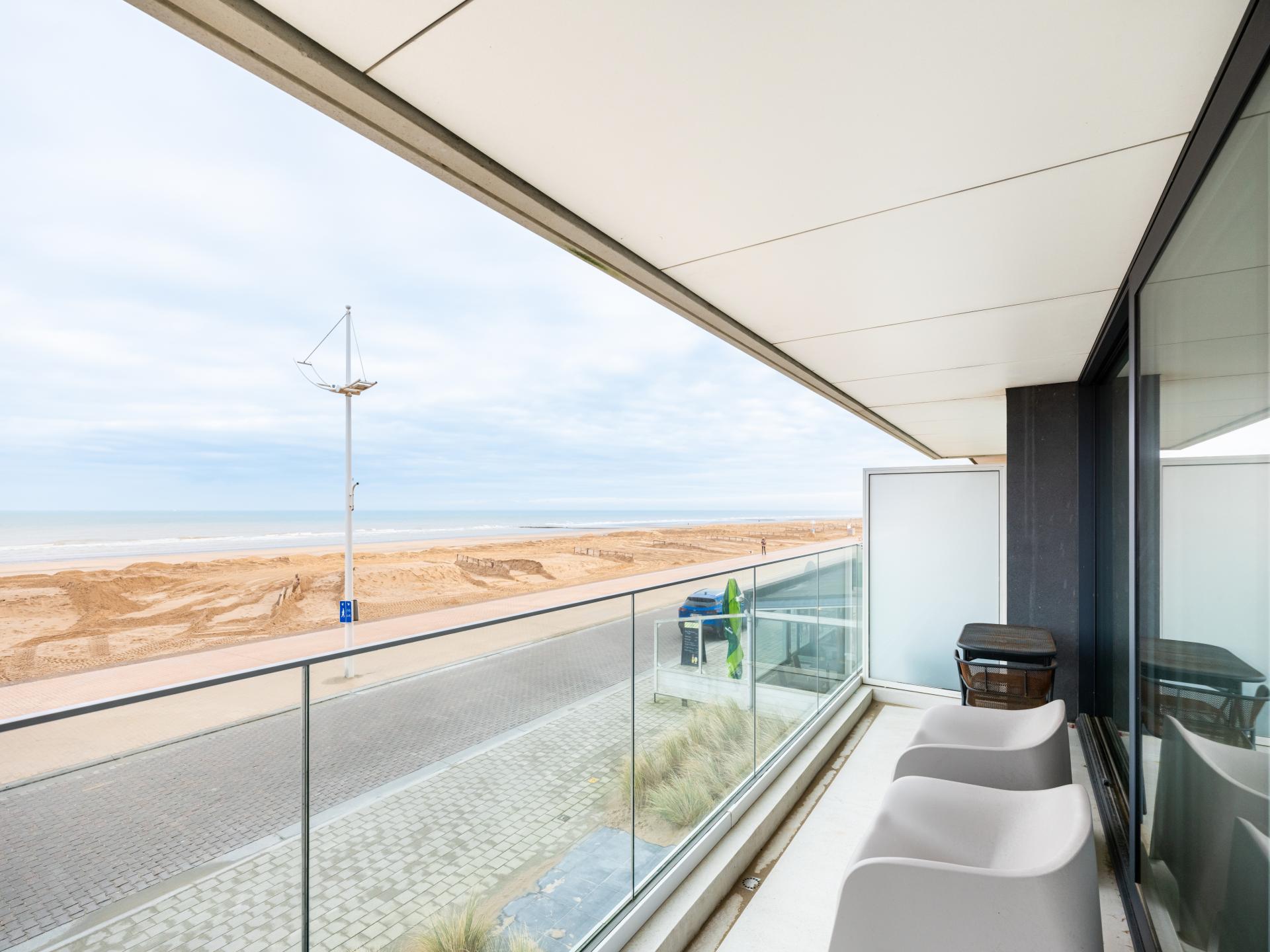 Luxe appartement op de dijk met panoramisch zeezicht in Sint-Idesbald - foto 2