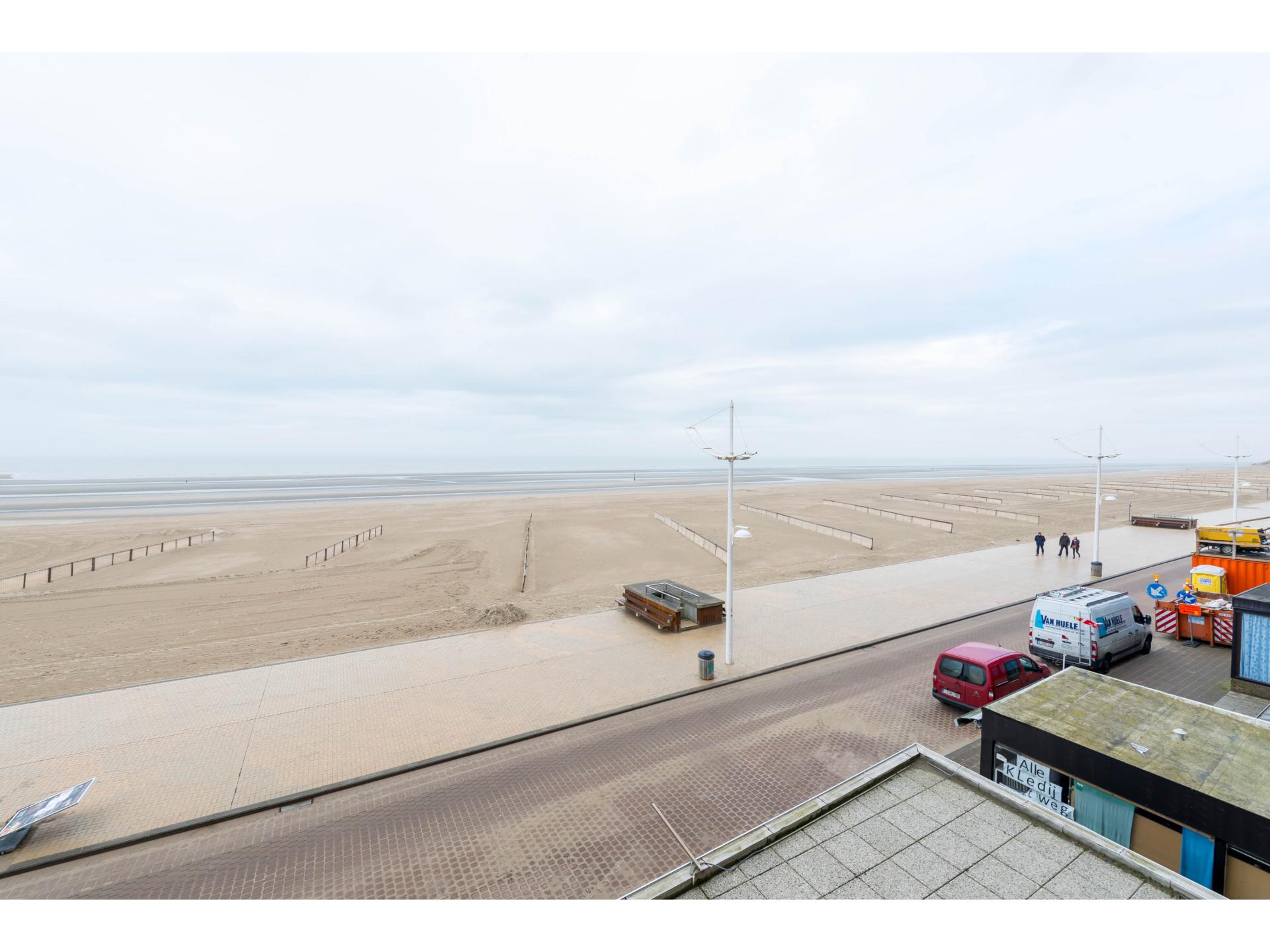 Stijlvol appartement met frontaal zeezicht in hartje Koksijde - foto 4