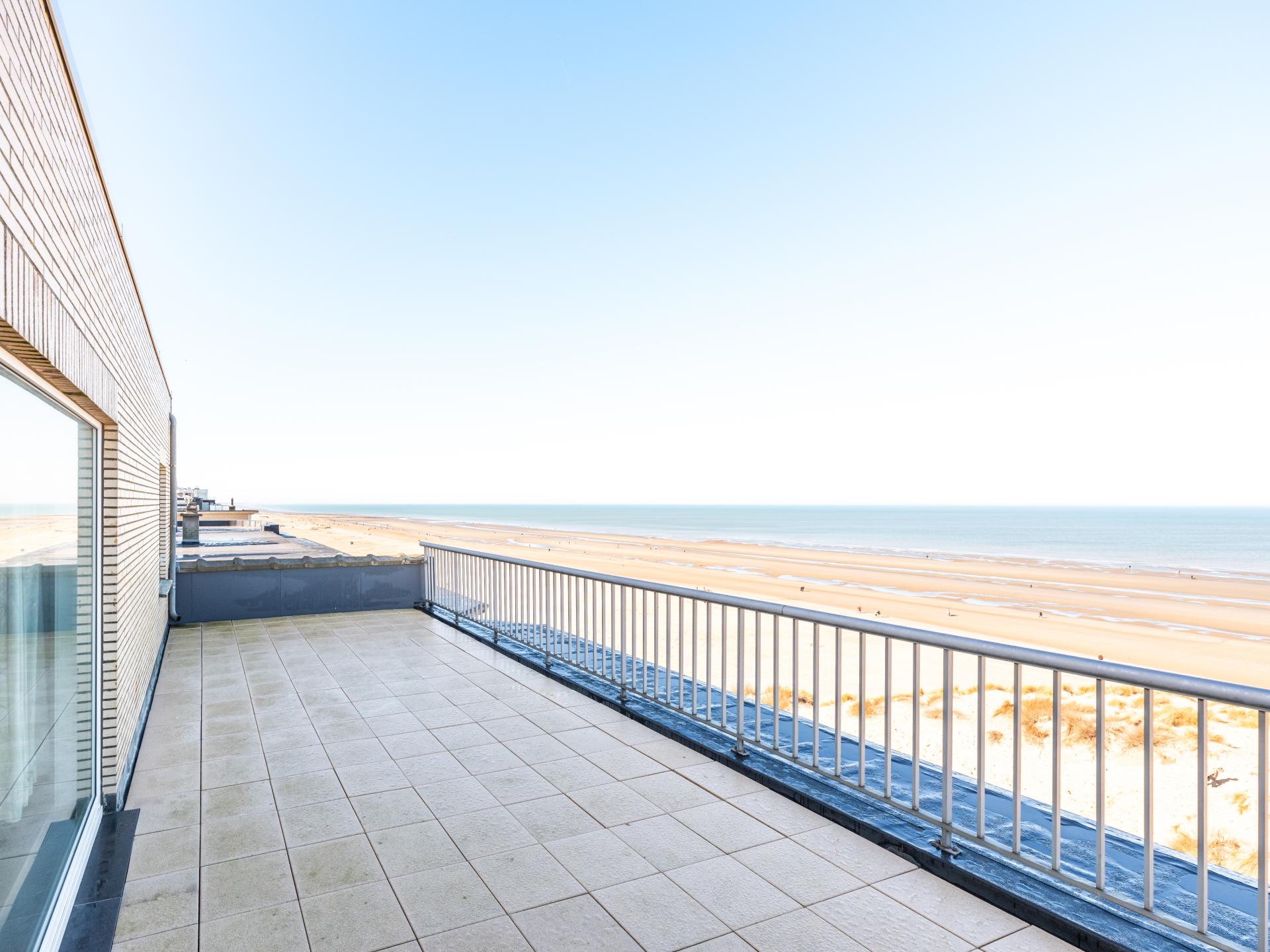 Penthouse met frontaal zeezicht en twee terrassen op de zeedijk van Koksijde - foto 19