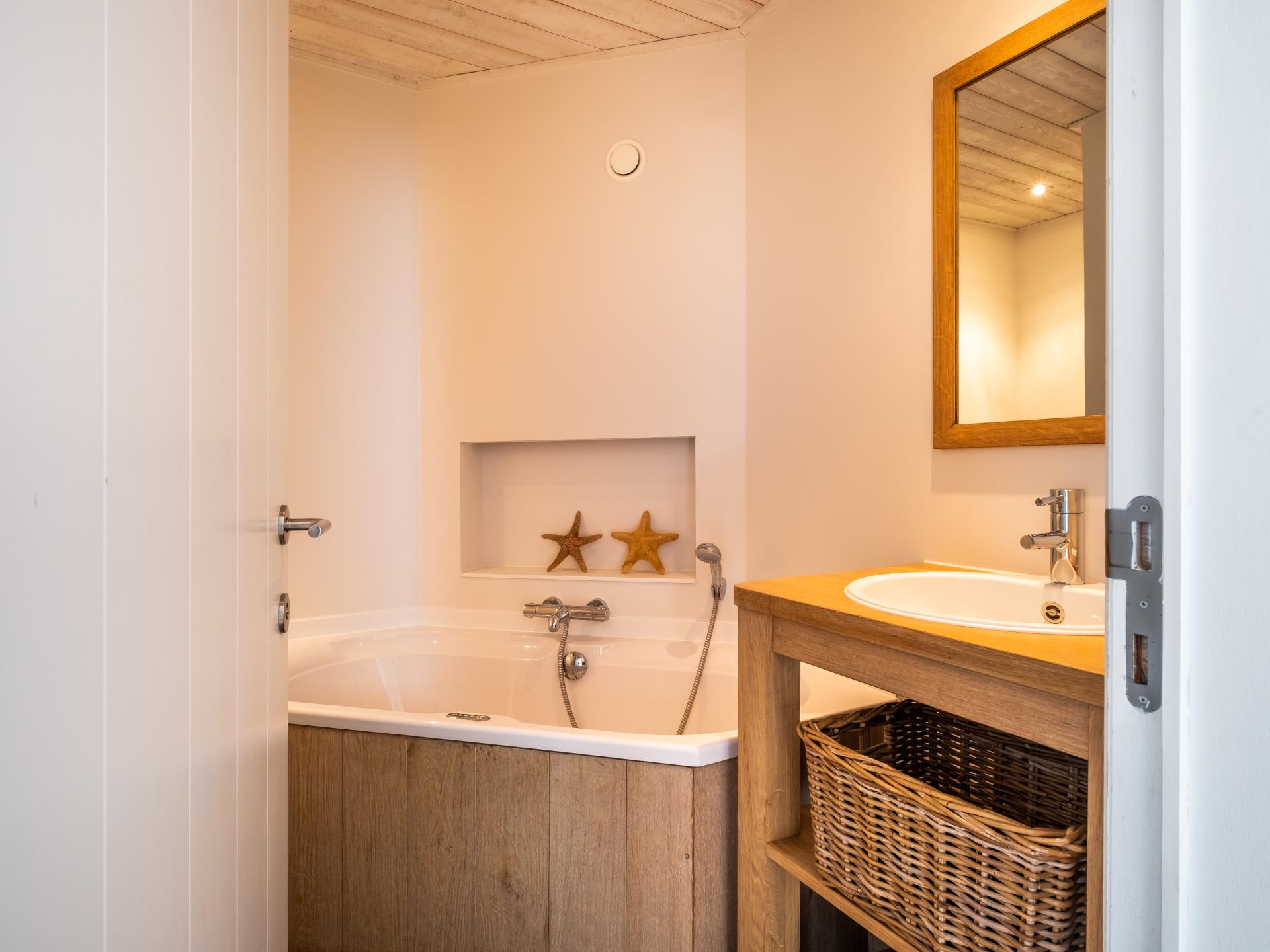 Stijlvol vakantiehuis voor 8 in Koksijde, 700m van zee met tuin & spa - foto 16