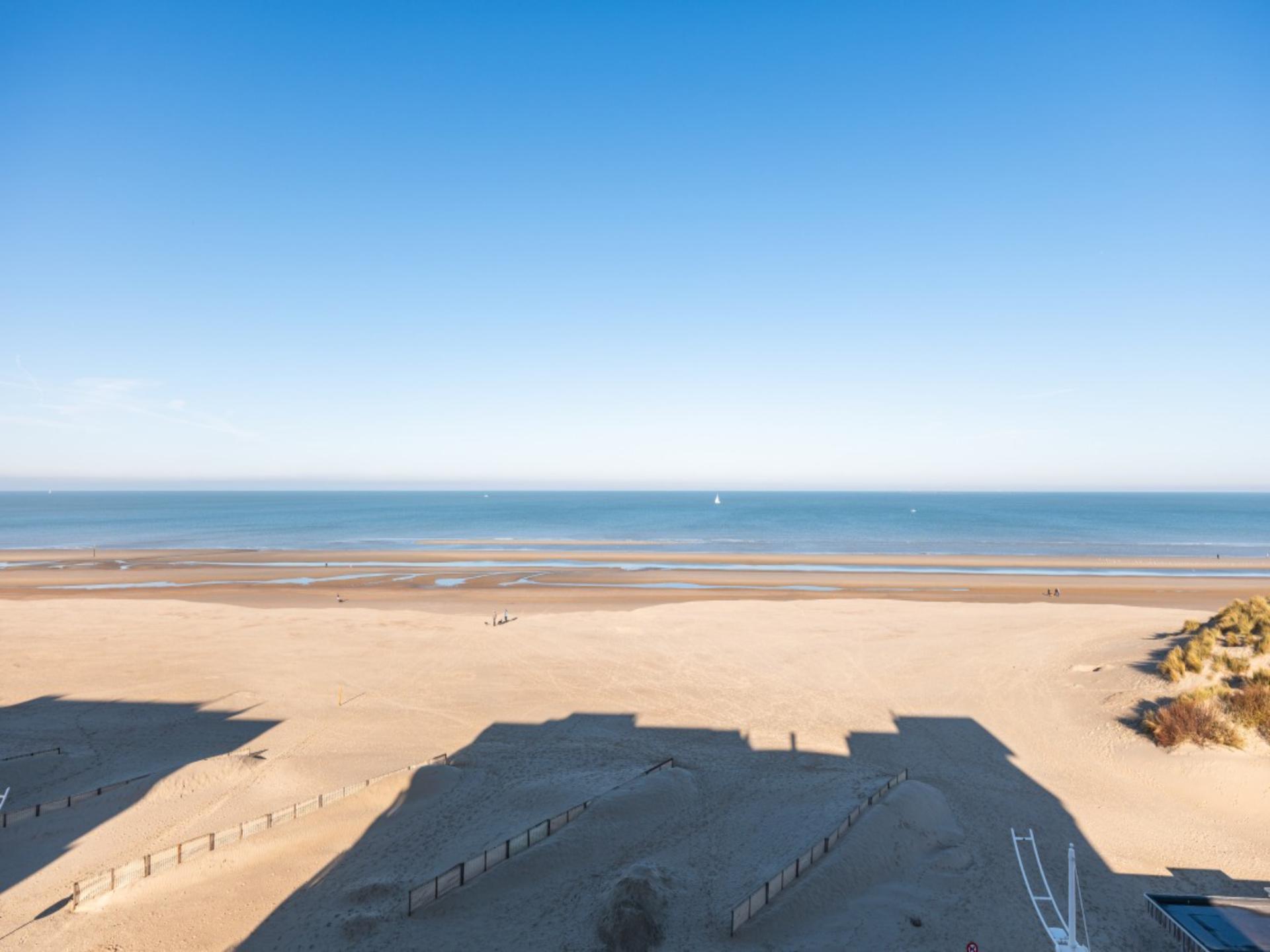 Gerenoveerd appartement met frontaal zeezicht op de dijk in Koksijde - foto 2