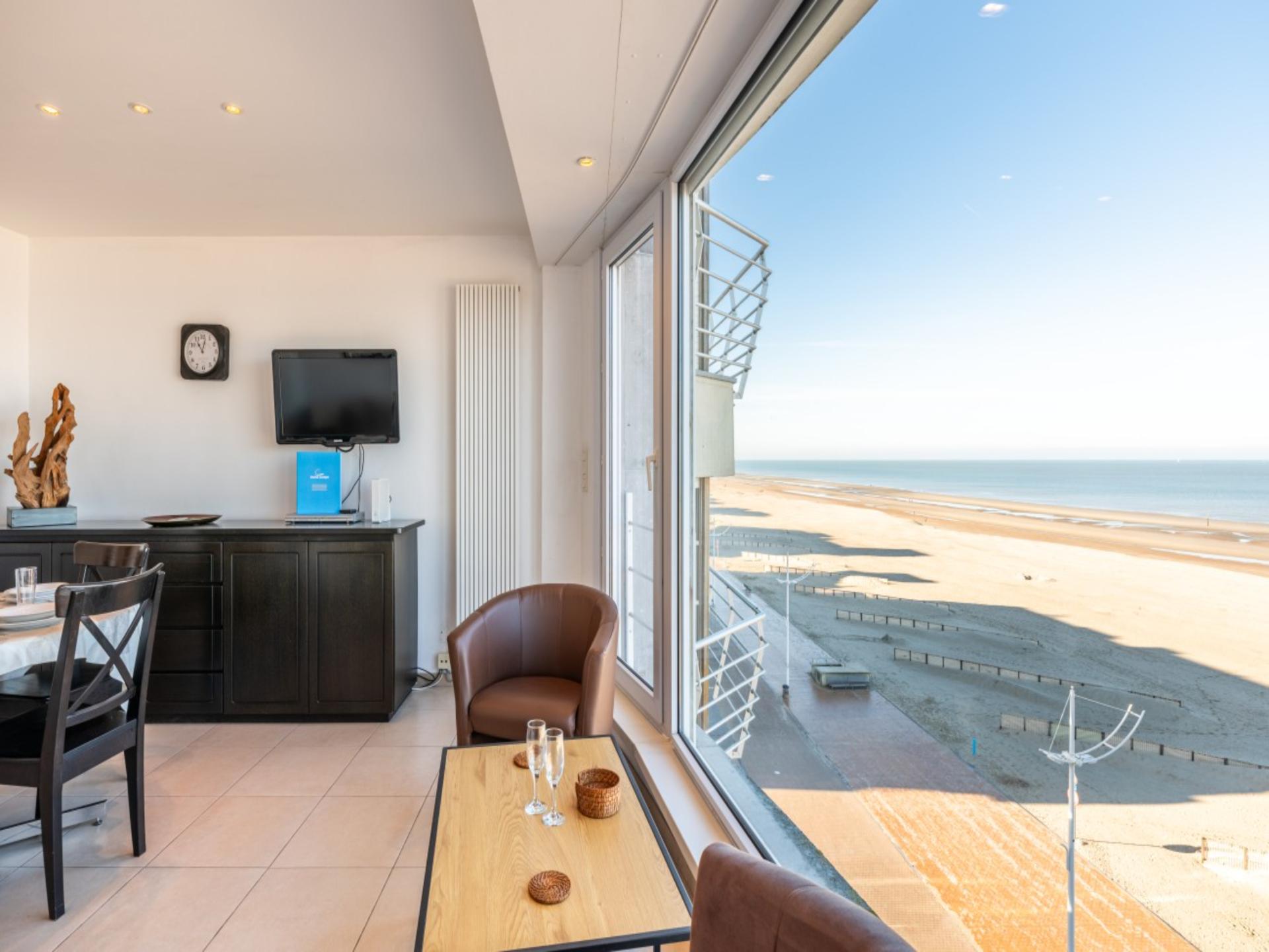Gerenoveerd appartement met frontaal zeezicht op de dijk in Koksijde - foto 1