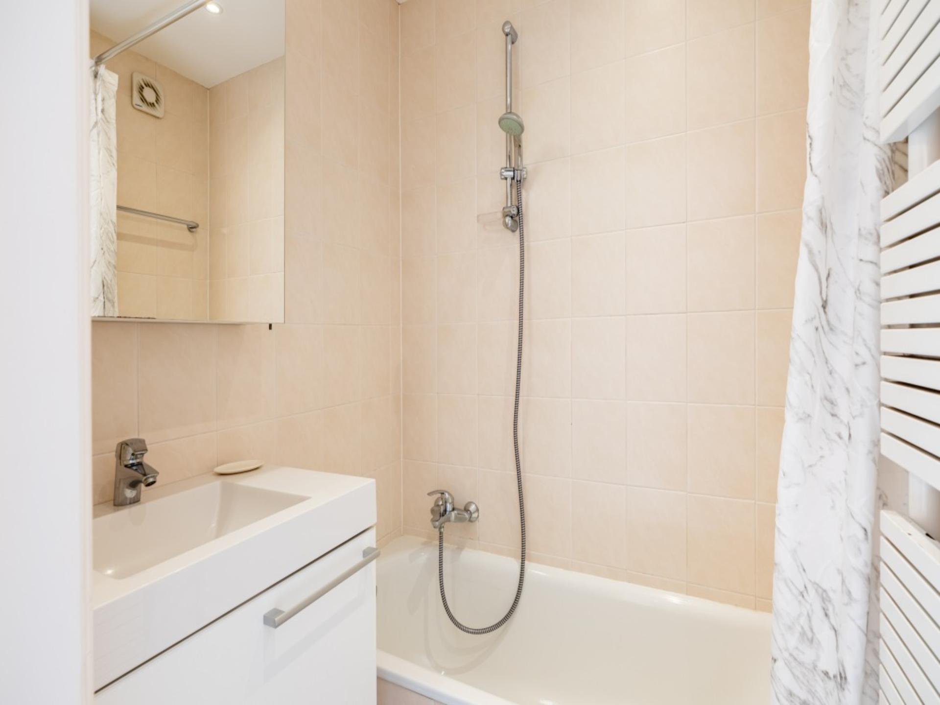 Gerenoveerd appartement met frontaal zeezicht op de dijk in Koksijde - foto 20