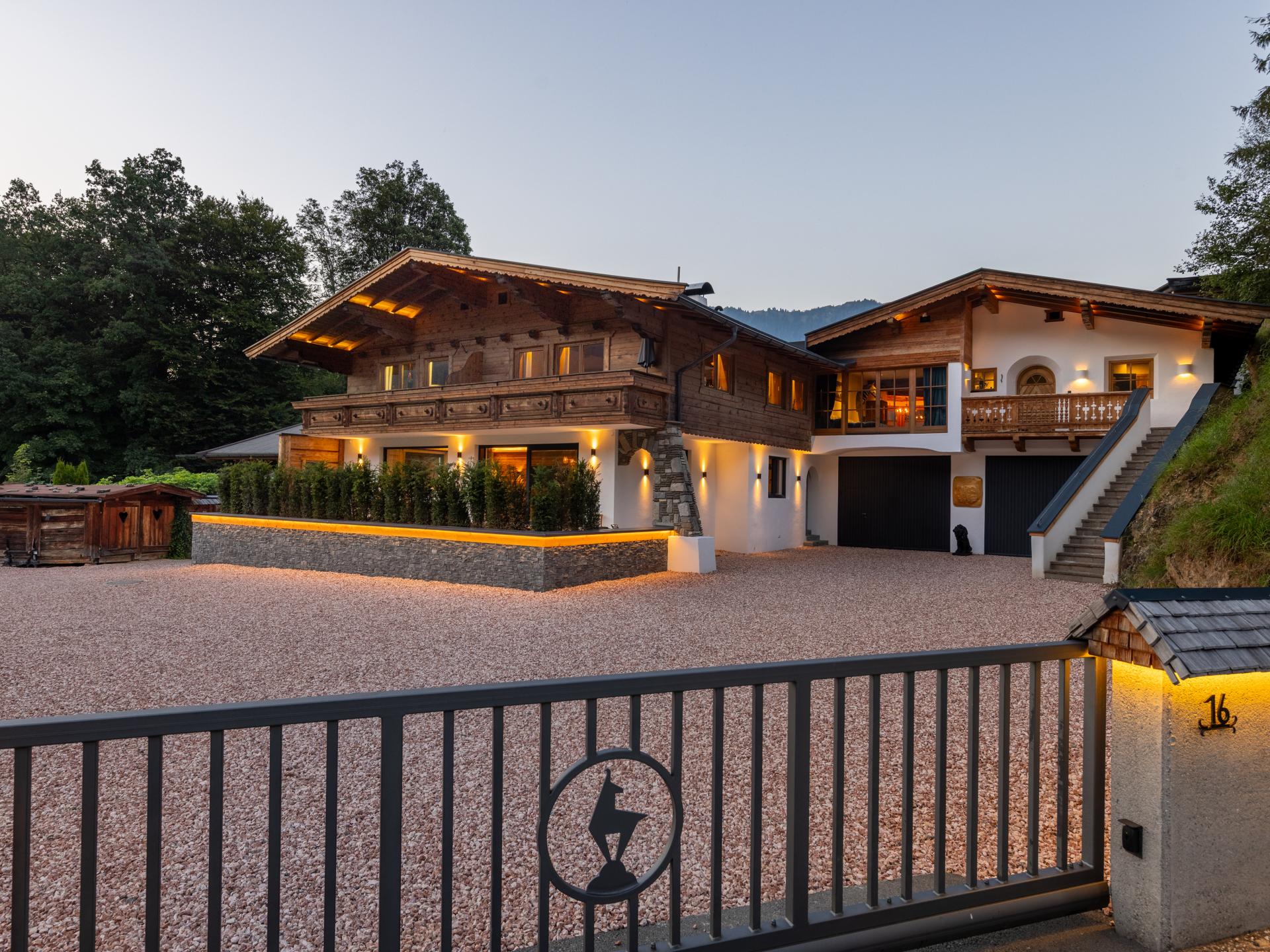 Luxe alpine appartement aan de piste in Kitzbühel met zonneterras - foto 1