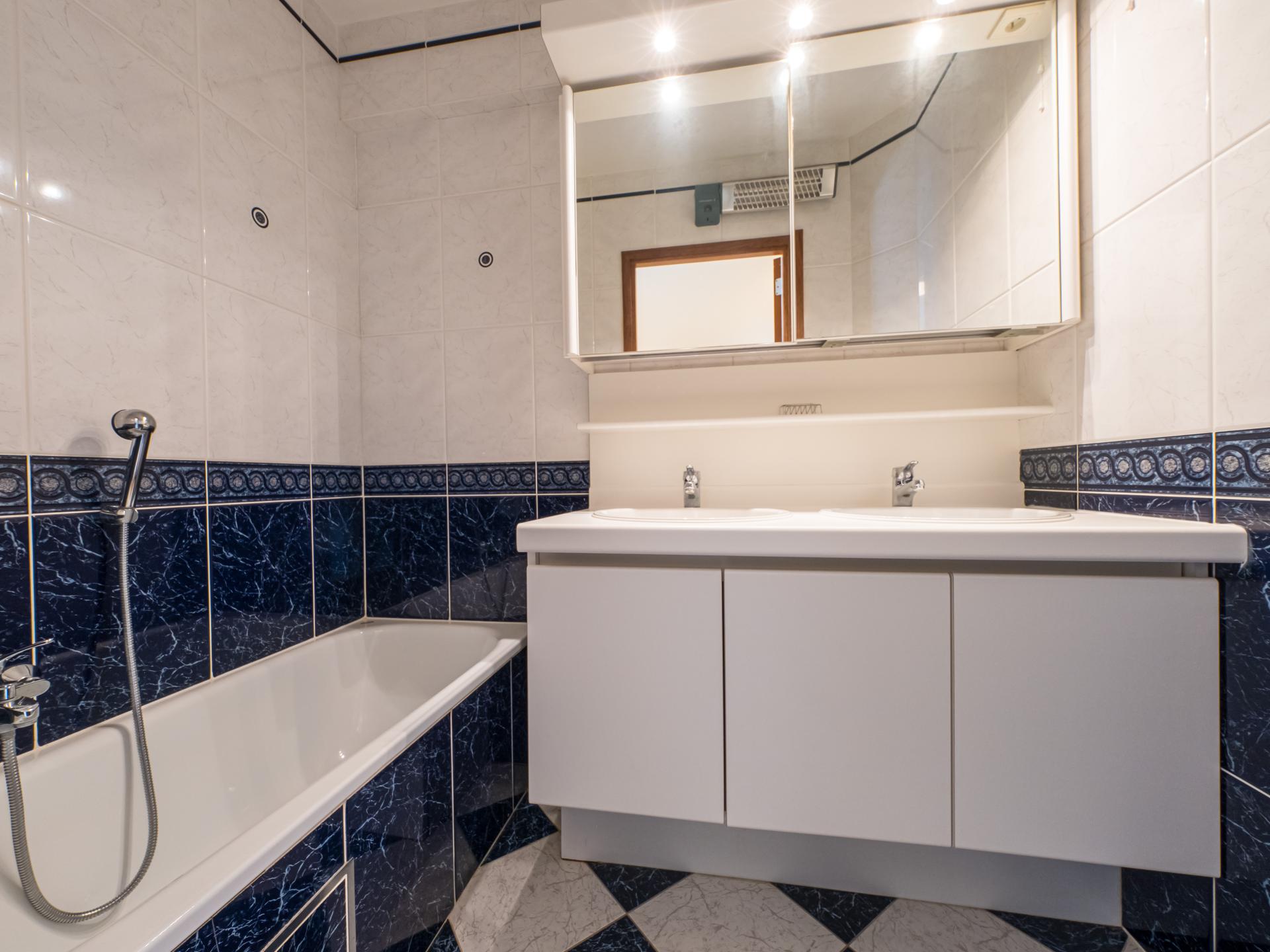 Zonovergoten appartement op de zeedijk met panoramisch zeezicht - foto 9
