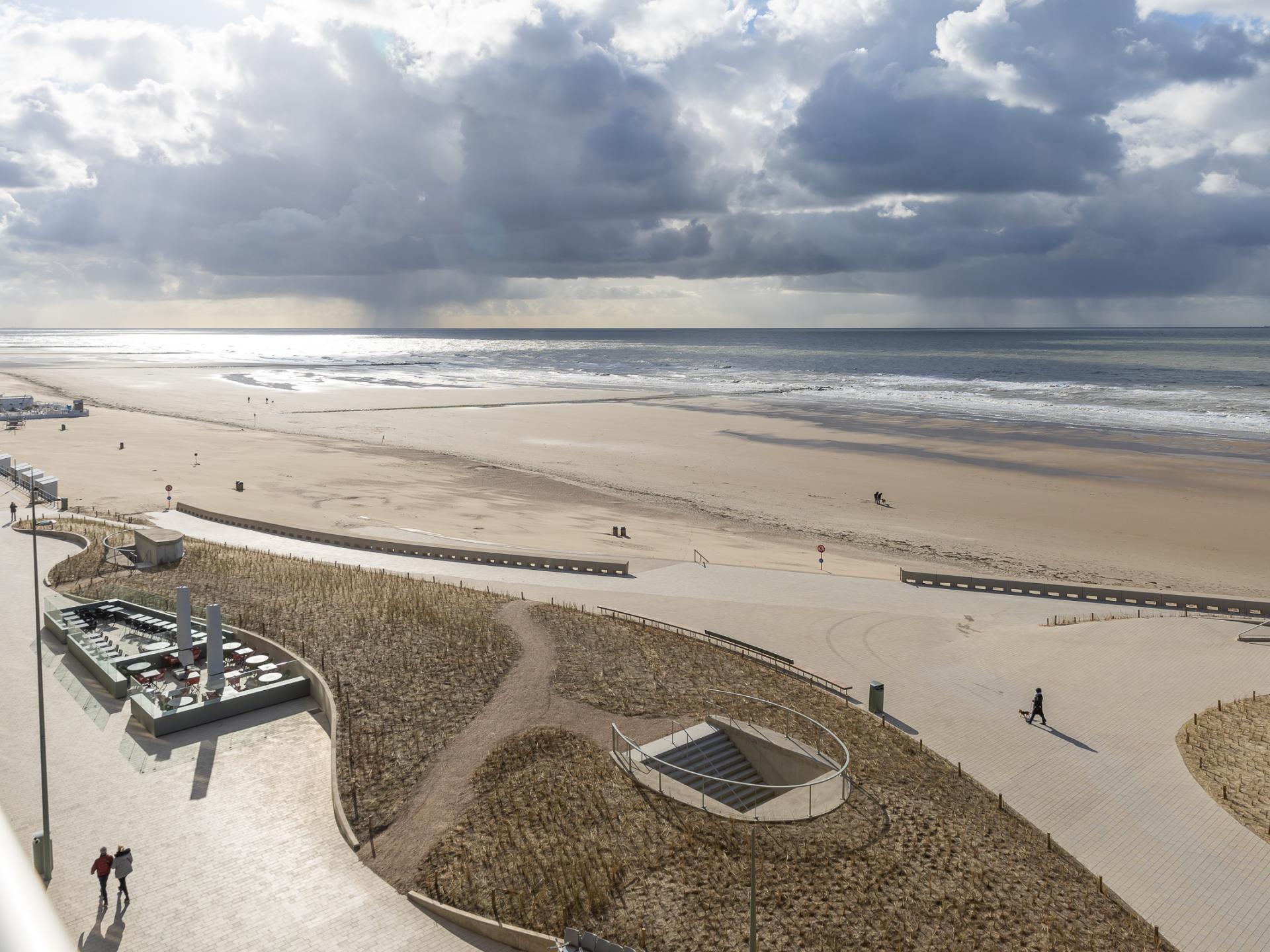 Zonovergoten appartement op de zeedijk met panoramisch zeezicht - foto 13