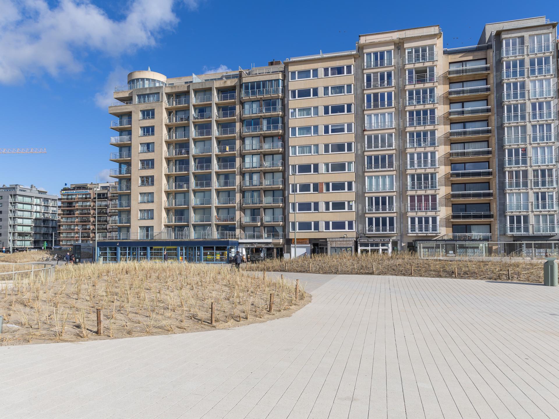 Zonovergoten appartement op de zeedijk met panoramisch zeezicht - foto 11