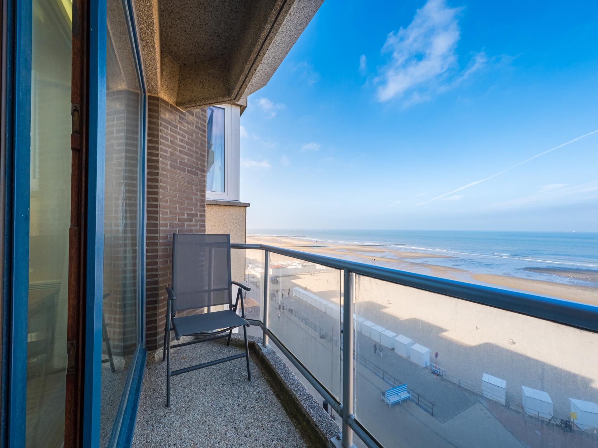 Zonovergoten appartement op de zeedijk met panoramisch zeezicht - foto 1