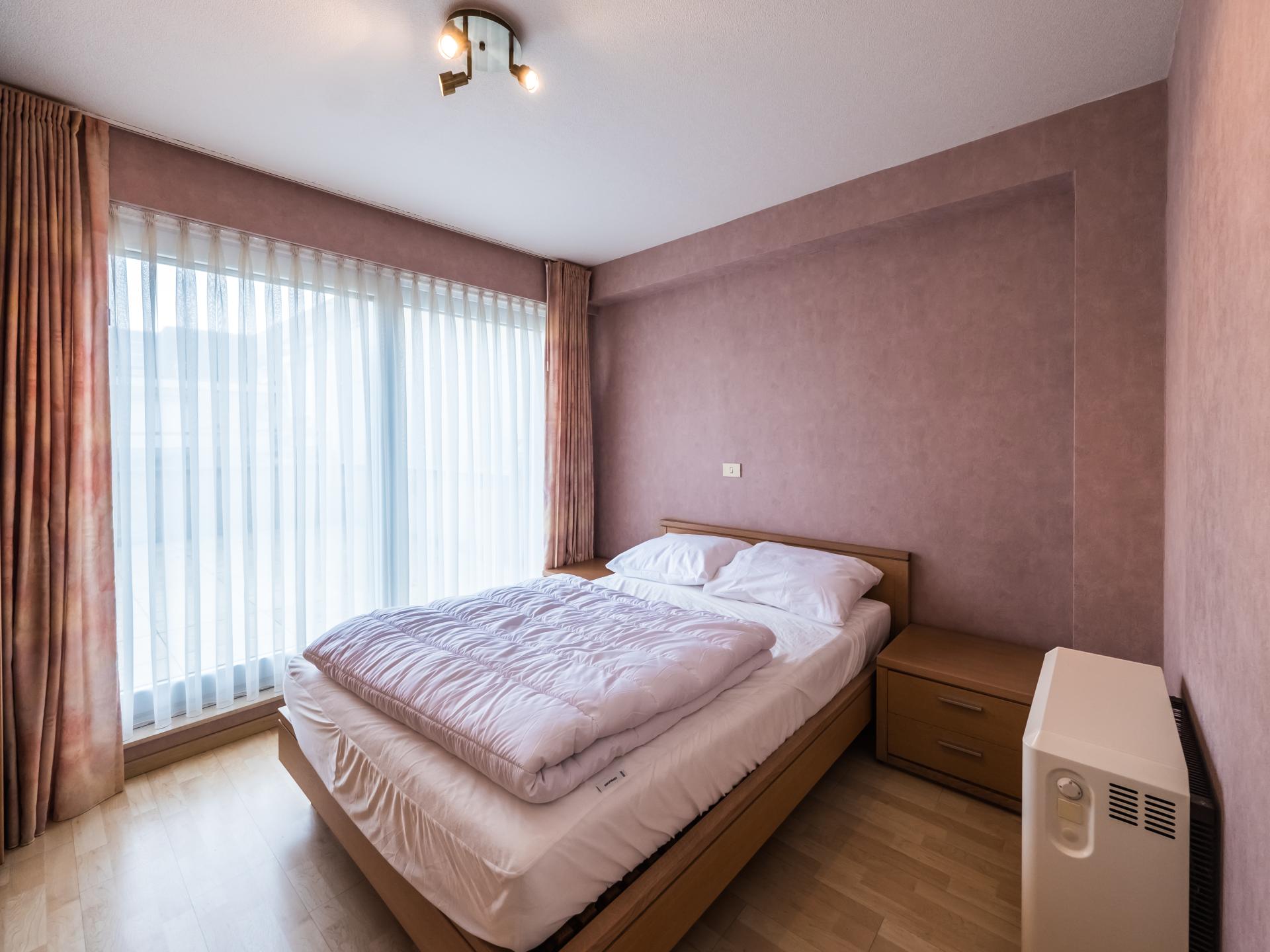 Zonnig appartement met 2 slaapkamers en terras, 22m van centrum - foto 5