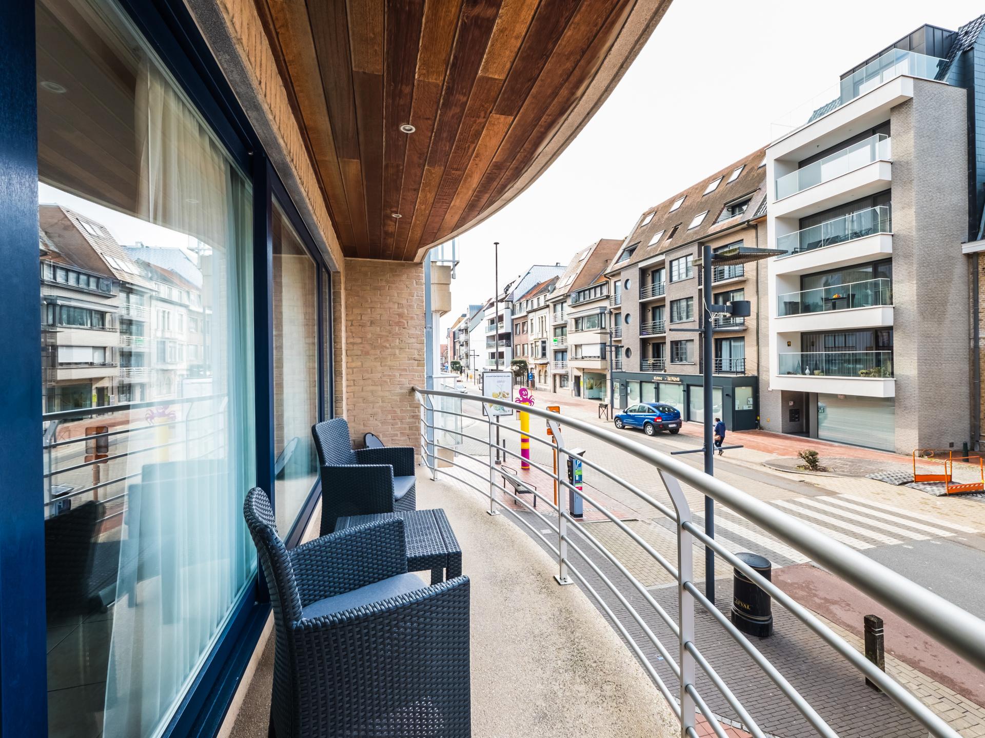 Zonnig appartement met 2 slaapkamers en terras, 22m van centrum - foto 2