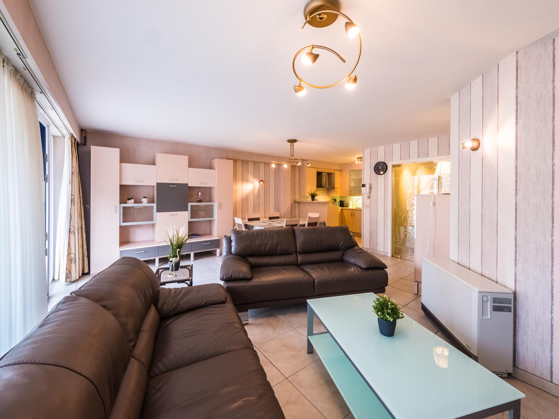 Zonnig appartement met 2 slaapkamers en terras, 22m van centrum - foto 3