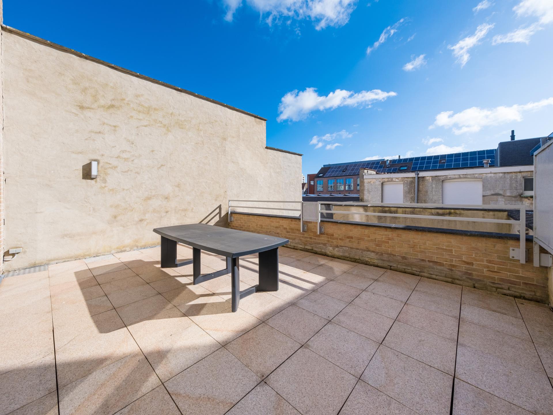 Zonnig appartement met 2 slaapkamers en terras, 22m van centrum - foto 12