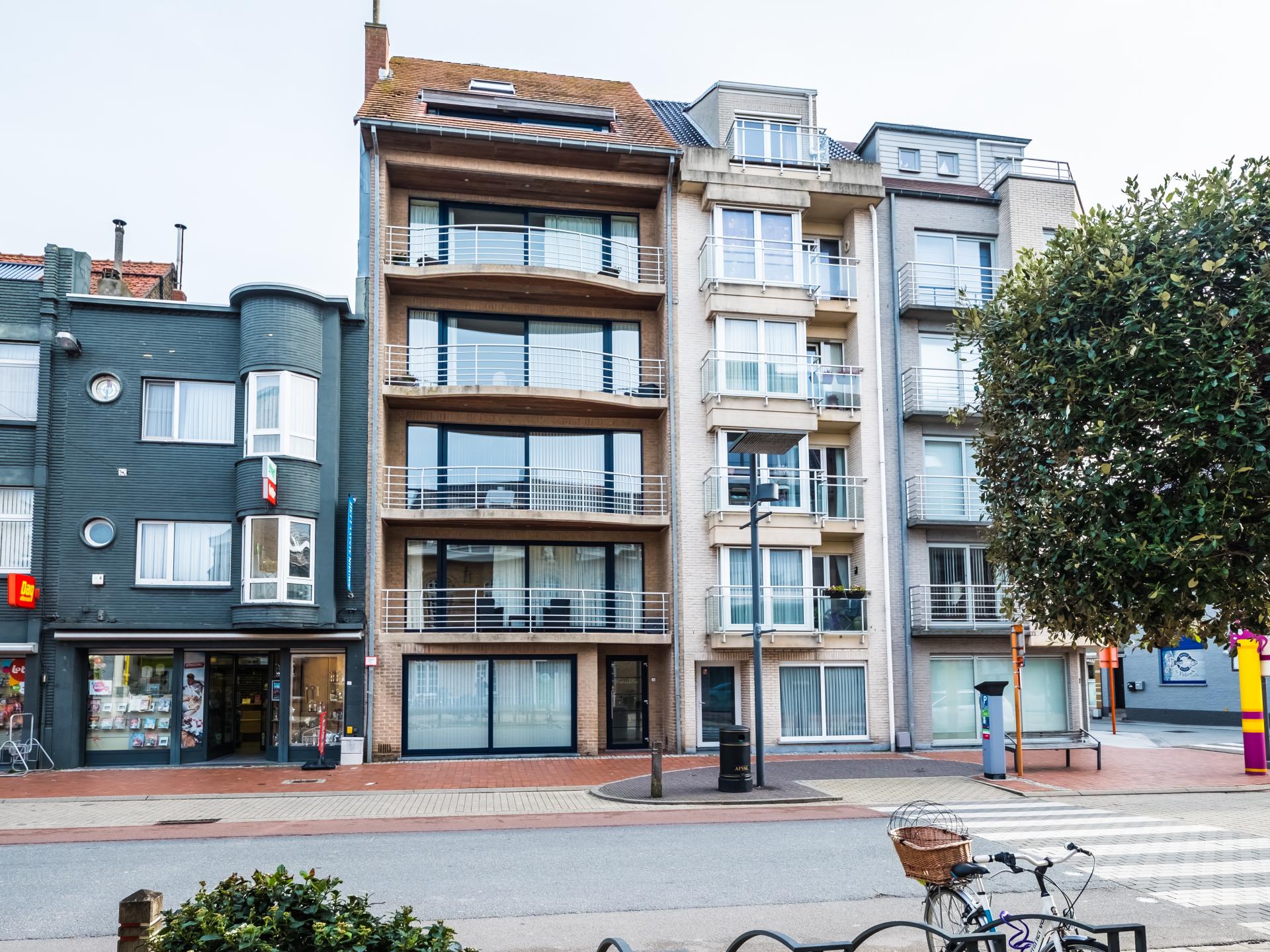 Zonnig appartement met 2 slaapkamers en terras, 22m van centrum - foto 6