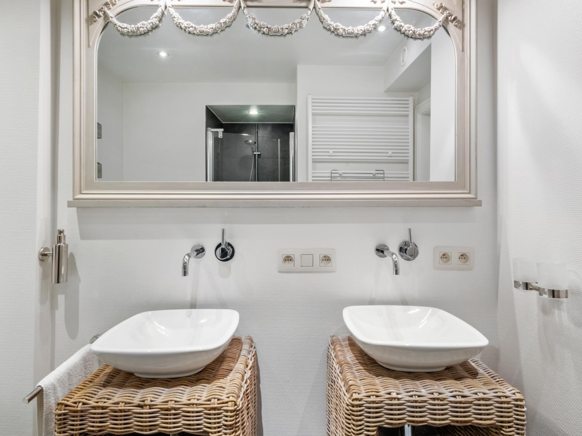 Luxe 4-slaapkamerappartement met 80m² terras op 500m van het strand - foto 15