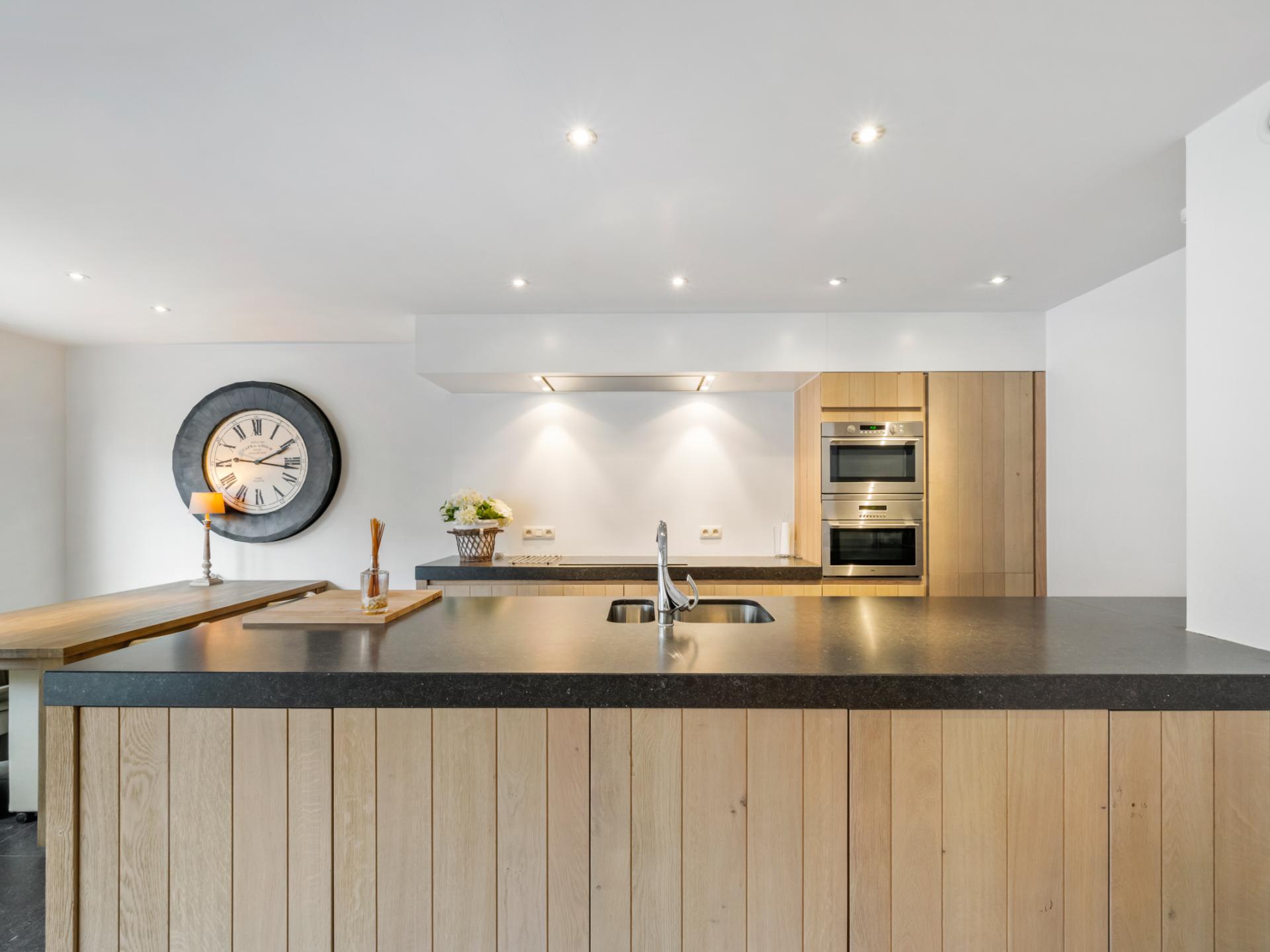 Luxe 4-slaapkamerappartement met 80m² terras op 500m van het strand - foto 9