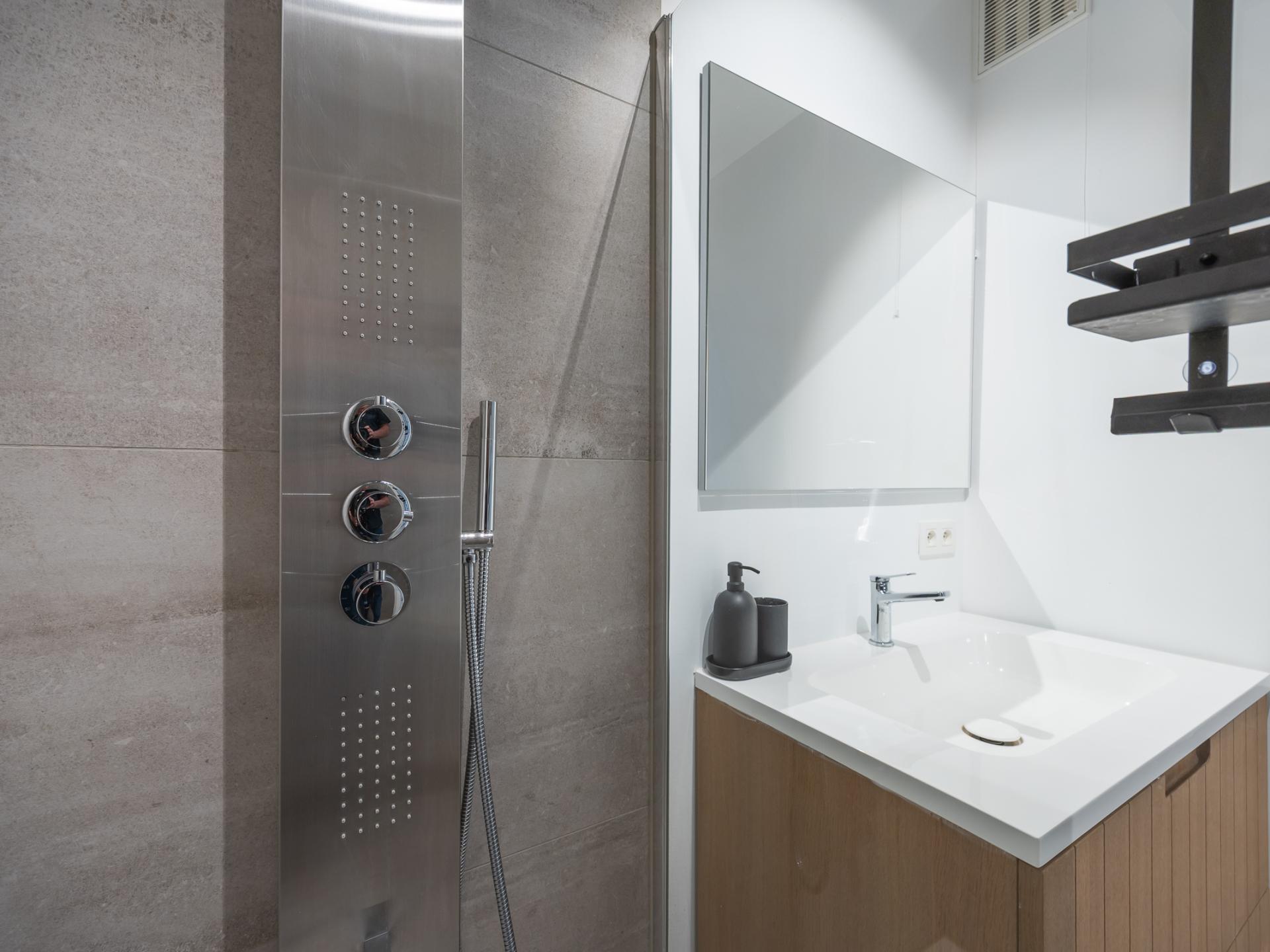 Licht appartement op vierde verdieping met terrassen, 45 meter van centrum - foto 12