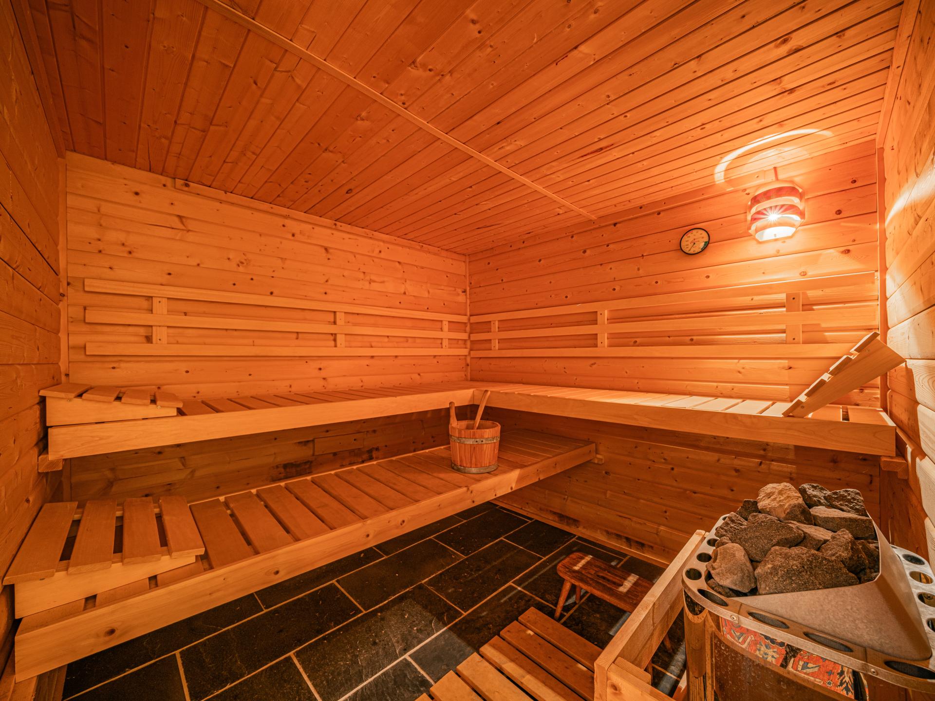 Authentiek vakantiehuis met sauna, 30 meter van de piste in Kirchberg - foto 6