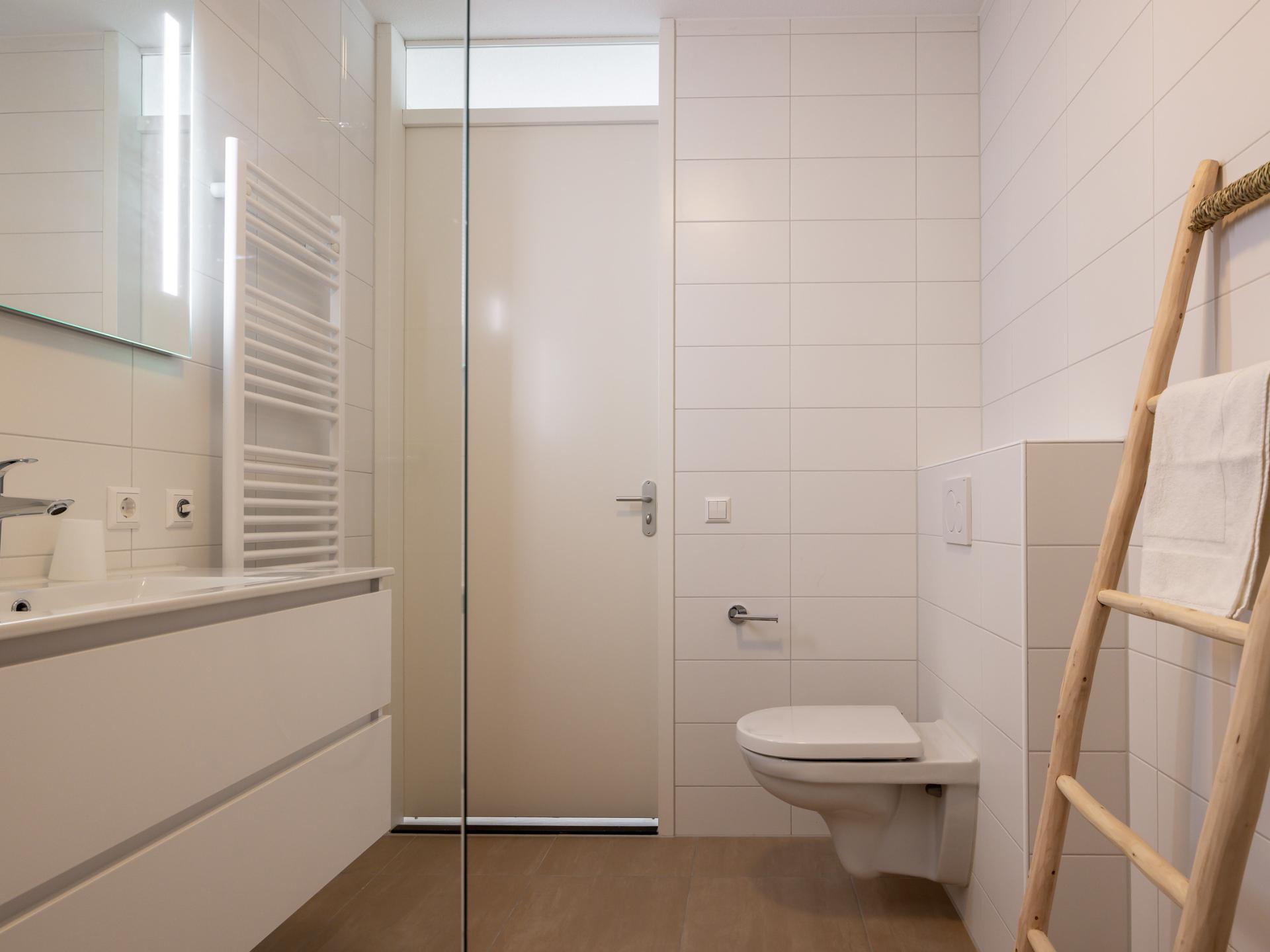 Stijlvol havenappartement met balkon en Sunshower in Kortgene - foto 32