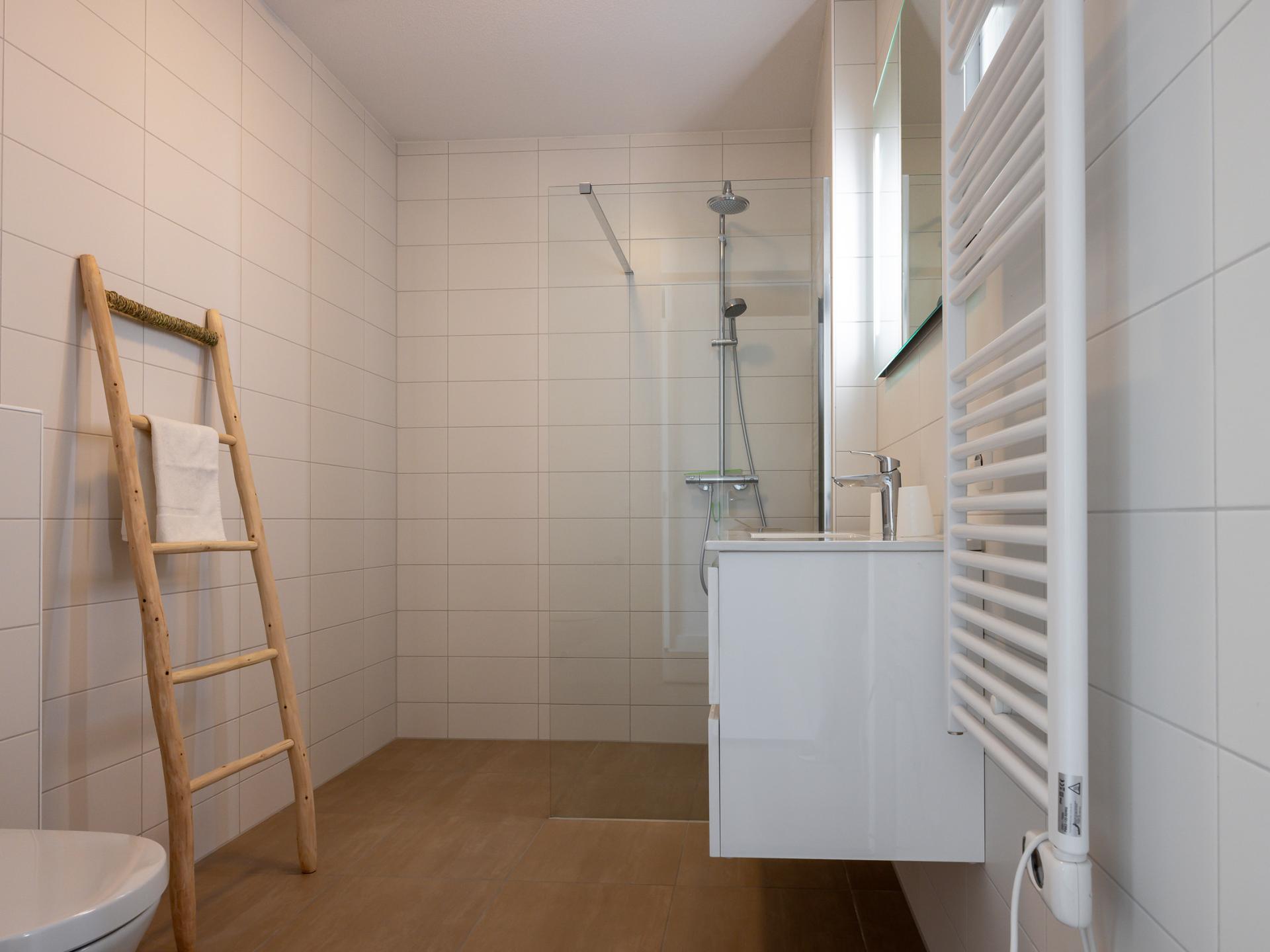 Stijlvol havenappartement met balkon en Sunshower in Kortgene - foto 29