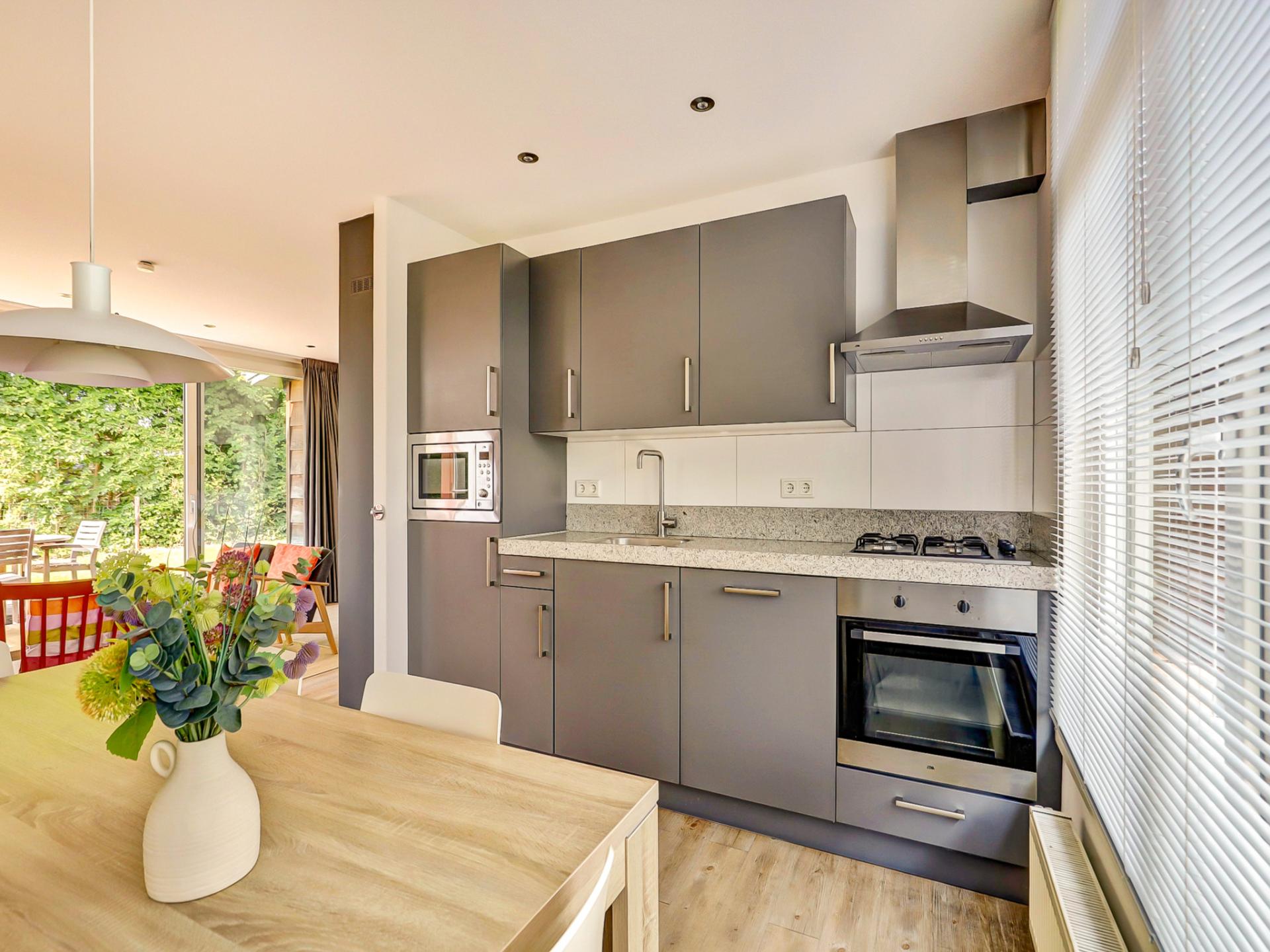 Vrijstaande villa aan zee met zonnige tuin en gashaard, 150m van centrum Kamperland - foto 10