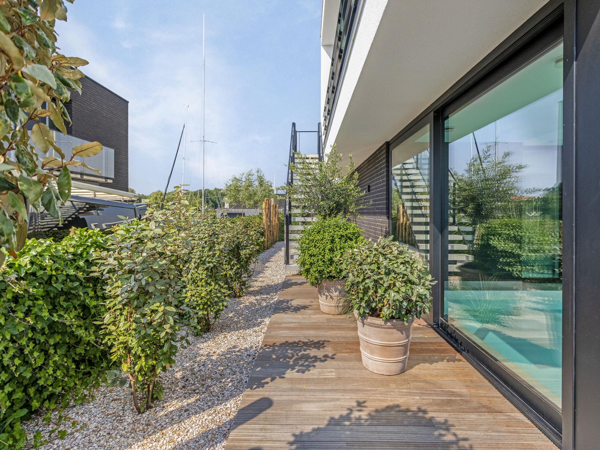 Luxe watervilla met zwembad en steiger aan het water in Kamperland - foto 23