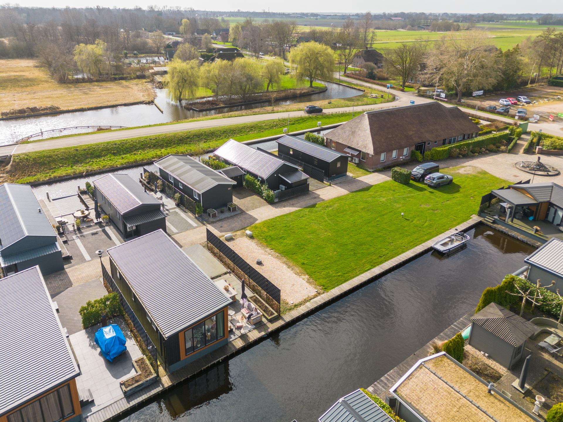 Sfeervolle water lodge met zonnig terras in hartje Giethoorn - foto 34