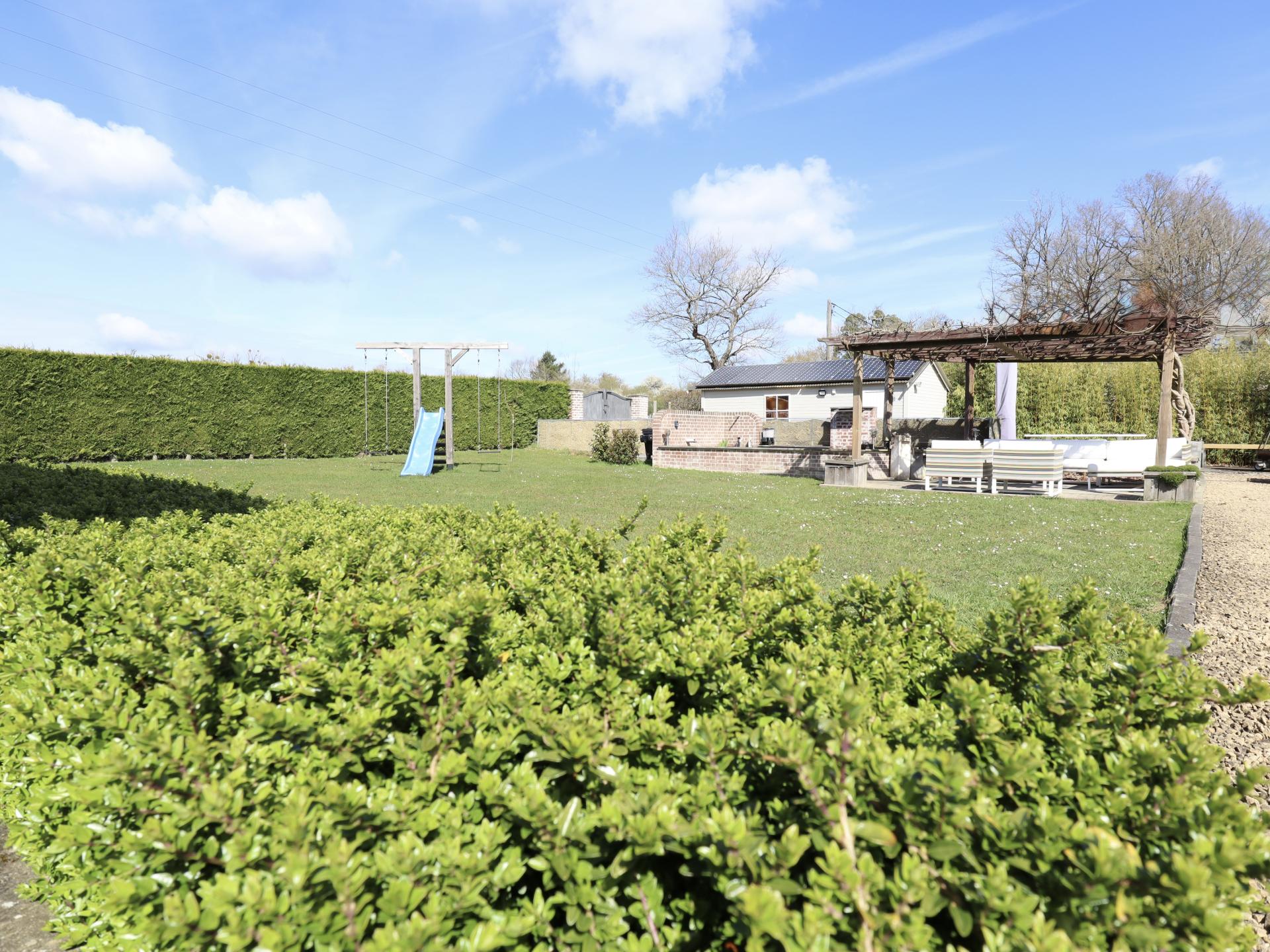 Ruim gezinschalet aan de bosrand bij Biron met grote tuin - foto 32